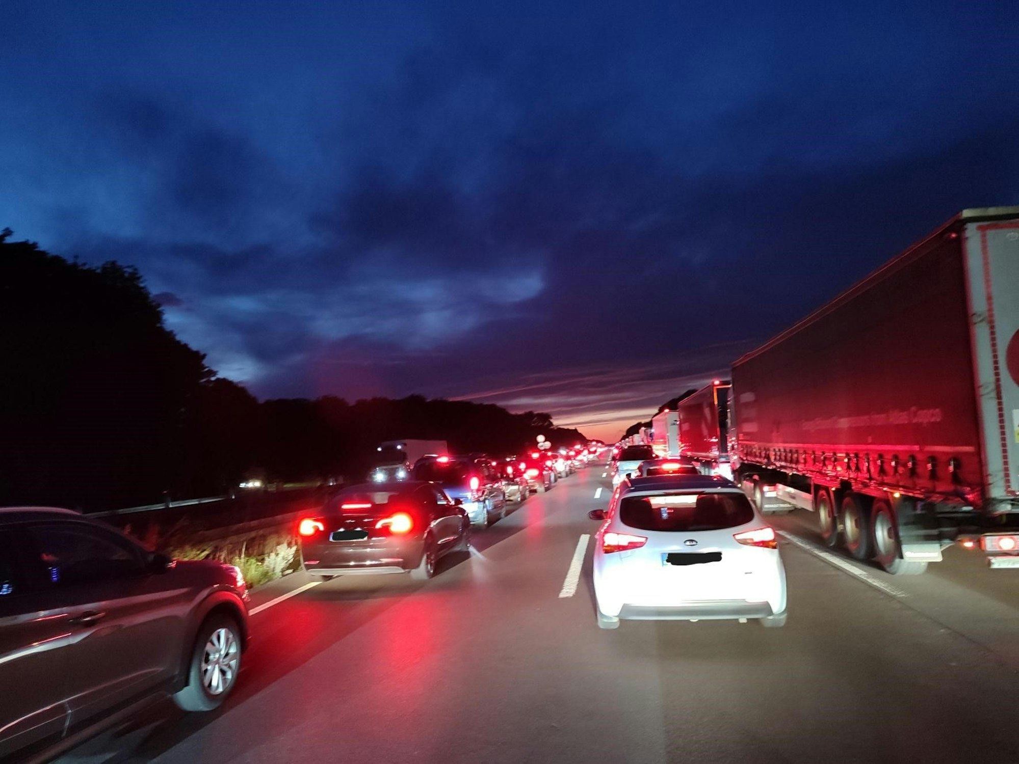 Nach dem schweren Unfall auf der A4 bei Köln in Richtung Aachen kam es zu einem längeren Stau.