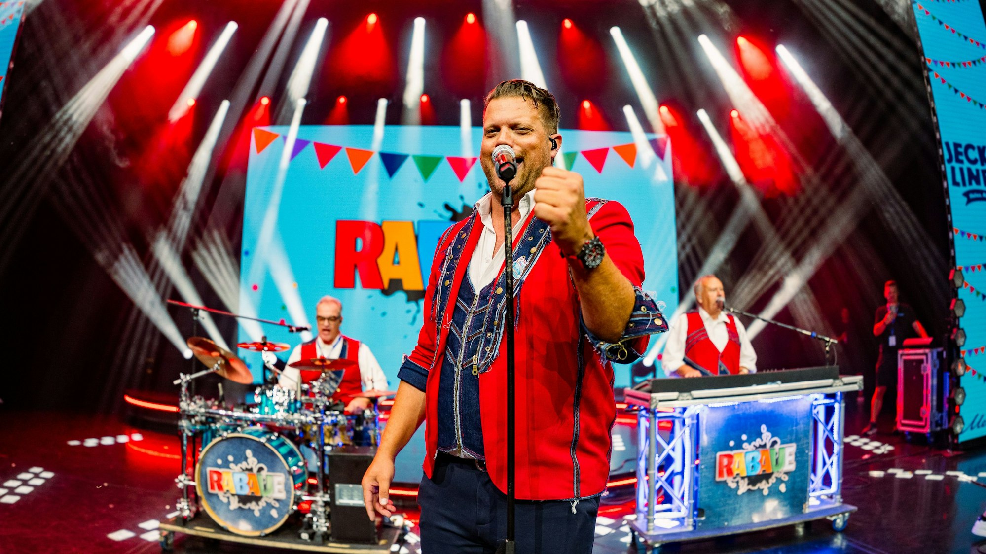 Alex Bart, Sänger der Rabaue, ballt die Faust.