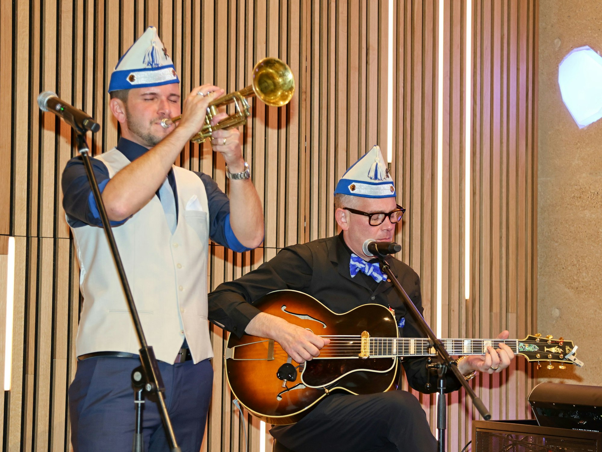 Michael Kuhl spielt Trompete, JP Weber Gitarre.