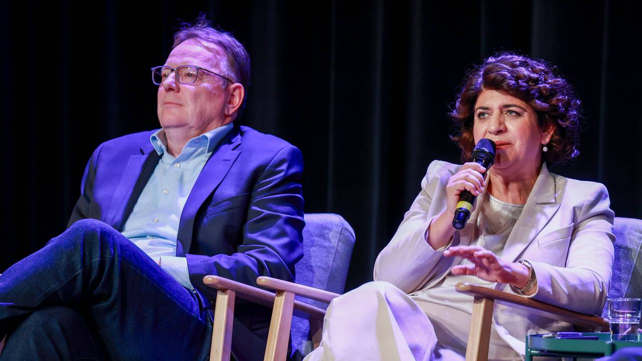 22.09.2025, Köln: Die Kandidaten für das Amt des Oberbürgermeisters, Berivan Aymaz und Torsten Burmester, sprechen bei einer Podiumsdiskussion im Rahmen des KSTA-Leserforums in der COMEDIA.
Foto: Michael Bause