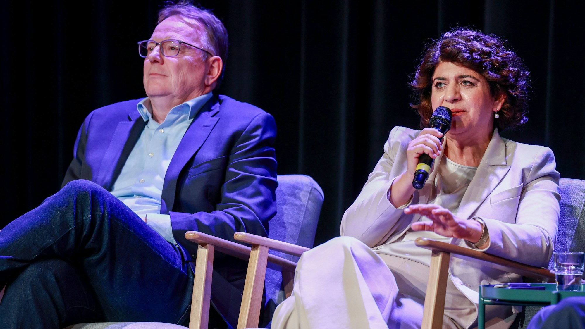 Die Kandidaten für das Amt des Oberbürgermeisters, Berivan Aymaz und Torsten Burmester, sprechen bei einer Podiumsdiskussion im Rahmen des KSTA-Leserforums.
