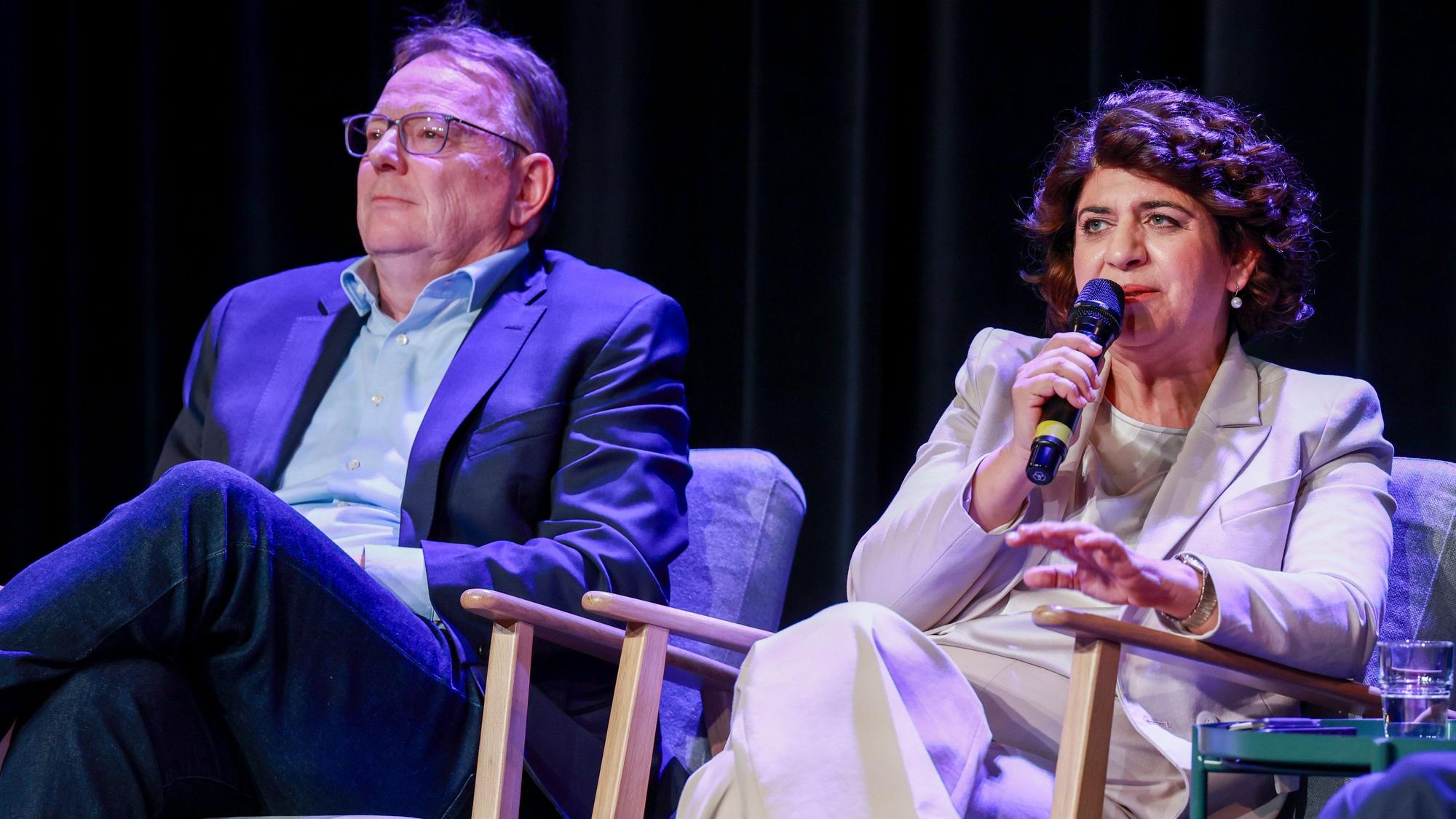 22.09.2025, Köln: Die Kandidaten für das Amt des Oberbürgermeisters, Berivan Aymaz und Torsten Burmester, sprechen bei einer Podiumsdiskussion im Rahmen des KSTA-Leserforums in der COMEDIA.
Foto: Michael Bause