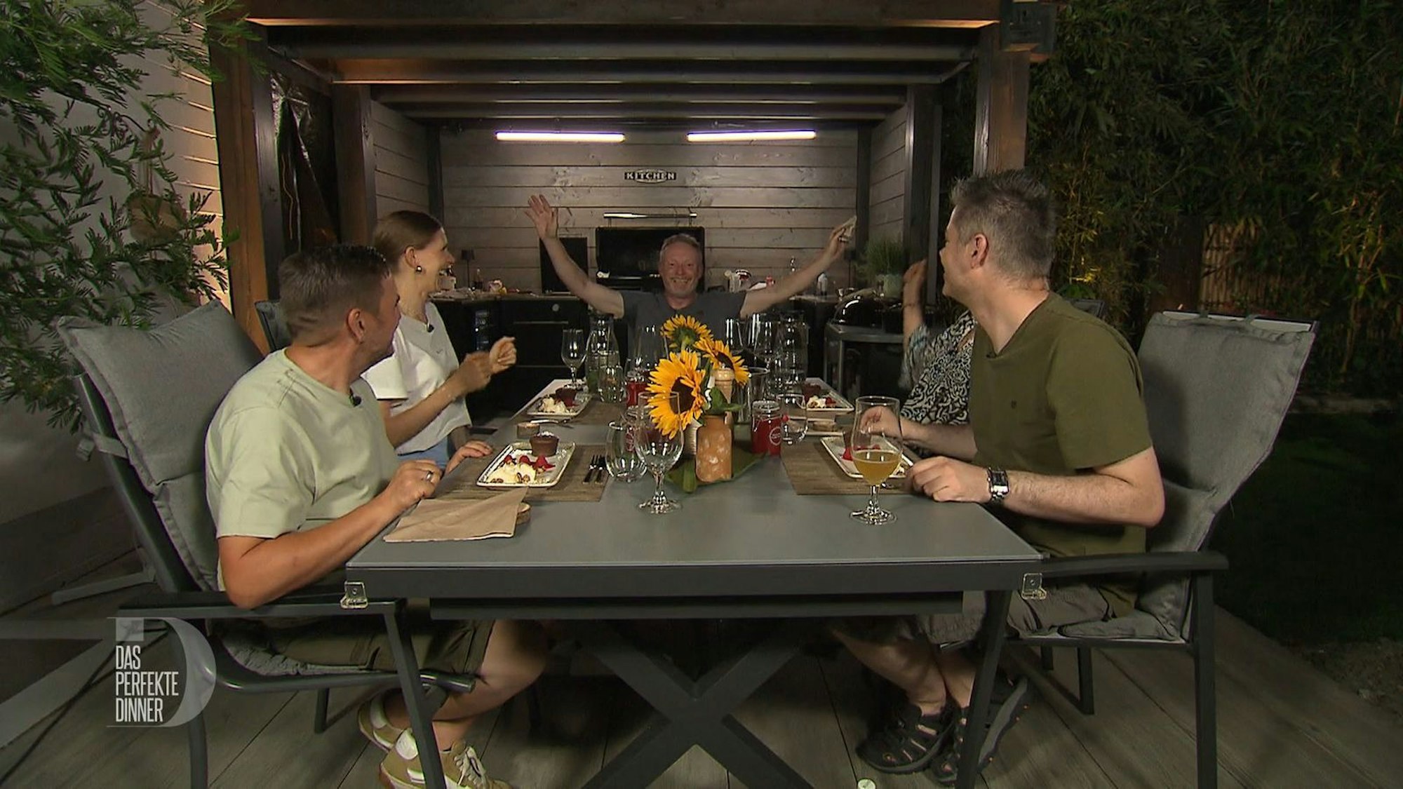 Das Dessert steht auf dem Tisch, da will Frank seine Erleichterung nicht mehr länger verbergen.
(Bild: RTL)