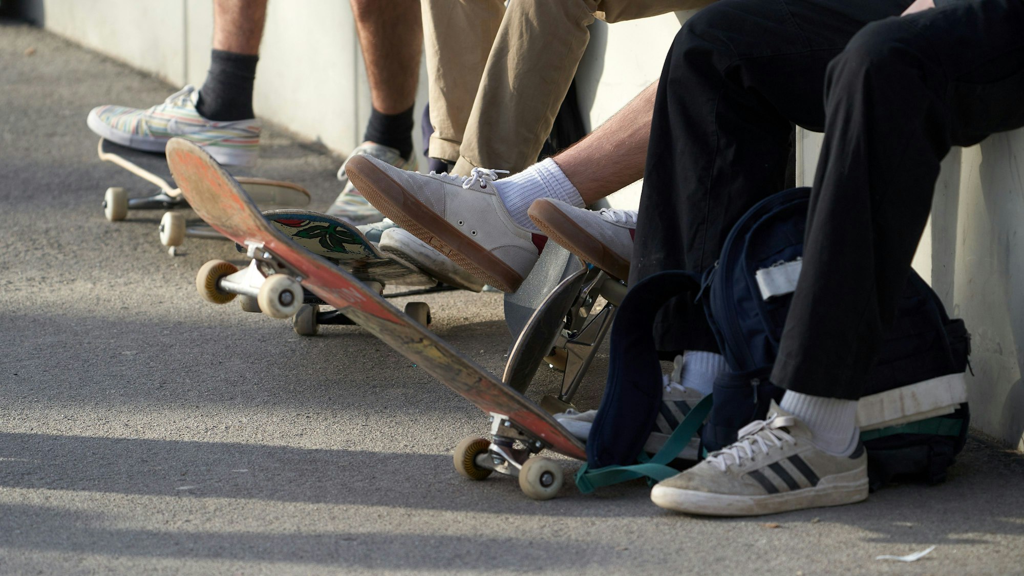 Eine ungewöhnliche Verfolgungsjagd hat sich die Polizei in Neuss mit einem Longboard-Fahrer geliefert. Hier ein Symbolfoto von Skateboard-Fahrern.