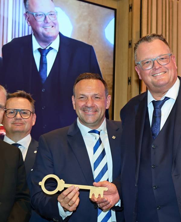Björn Griesemann hebt einen symbolischen Schlüssel in die Höhe.