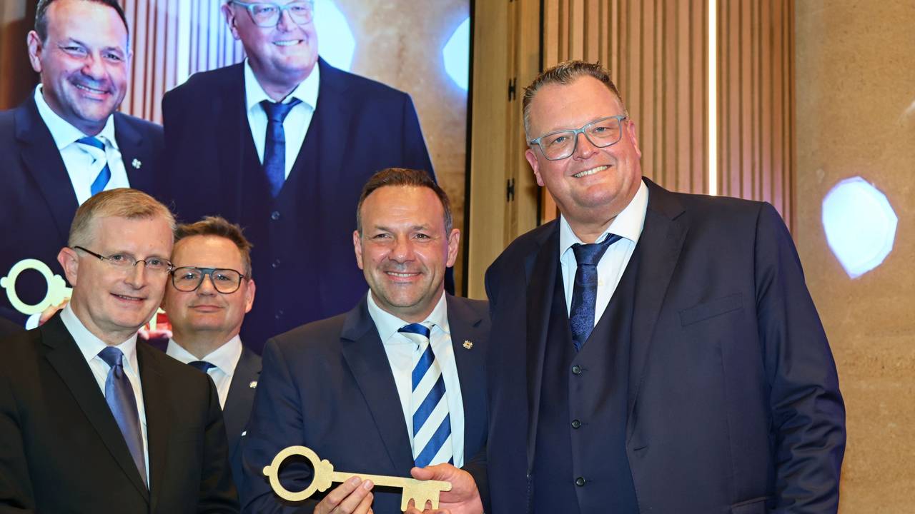 Björn Griesemann hebt einen symbolischen Schlüssel in die Höhe.