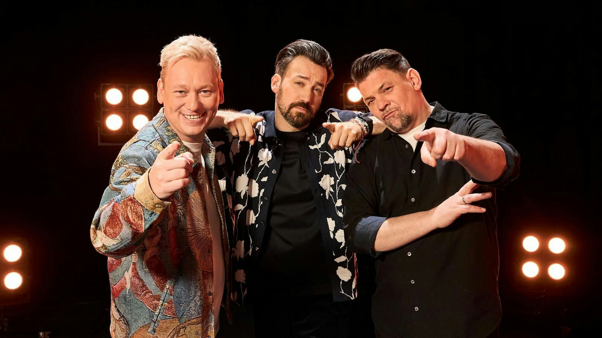 Sie sind die prominenten Gegner der „Champions“ bei „Drei gegen Einen“, von links: Jens „Knossi“ Knosalla, Jan Köppen und Tim Mälzer. (Bild: RTL / Jörn Strojny)