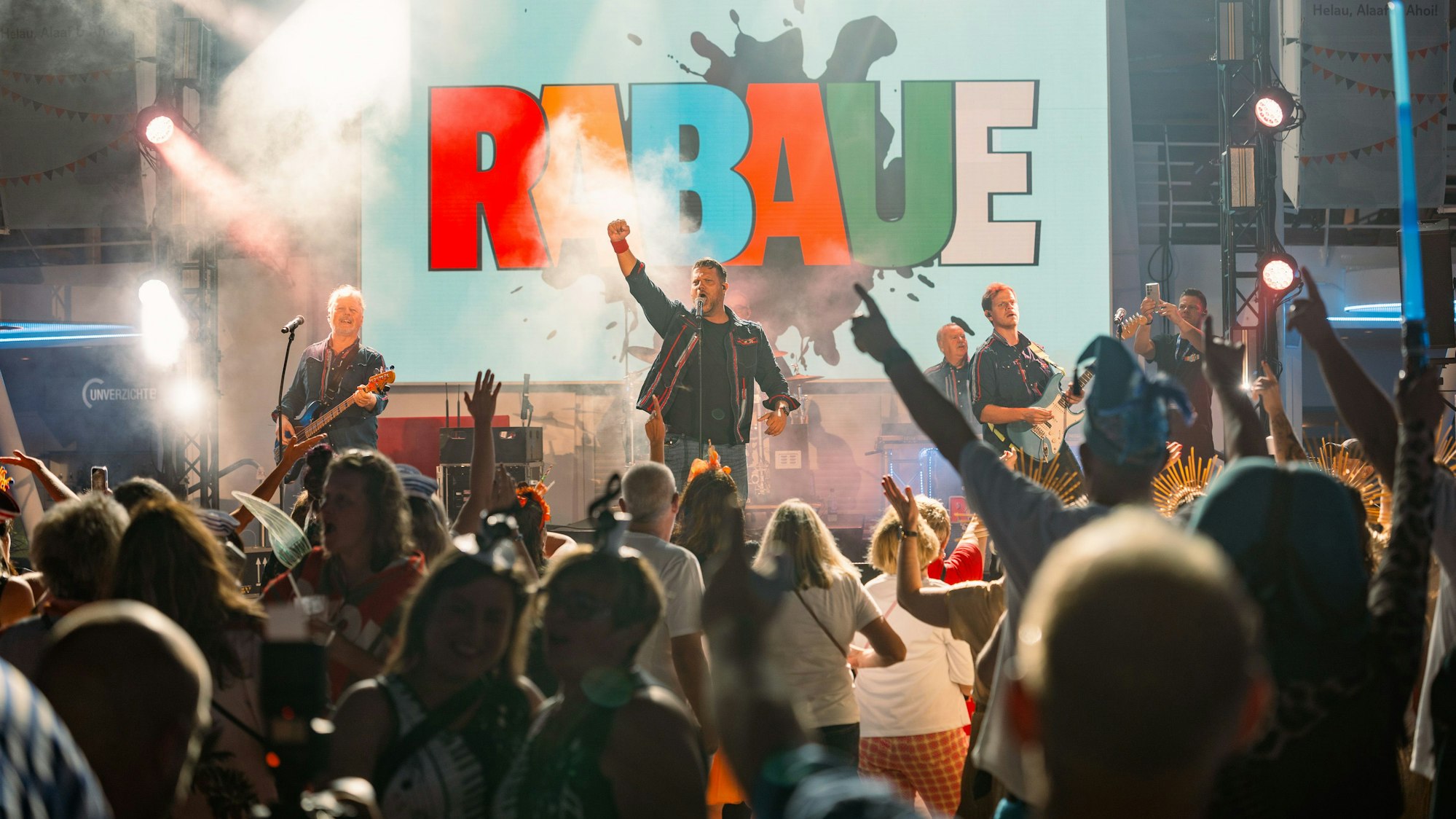 Die Rabaue stehen beim Auftritt auf der Bühne.