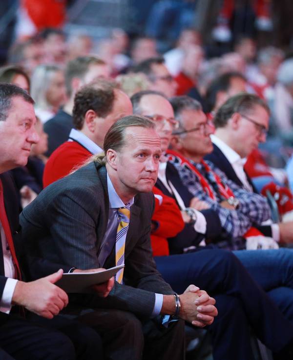 FC-Mitgliederversammlung in der Lanxess-Arena im Jahr 2019. Werner Wolf und Stefan Müller-Römer (r.).