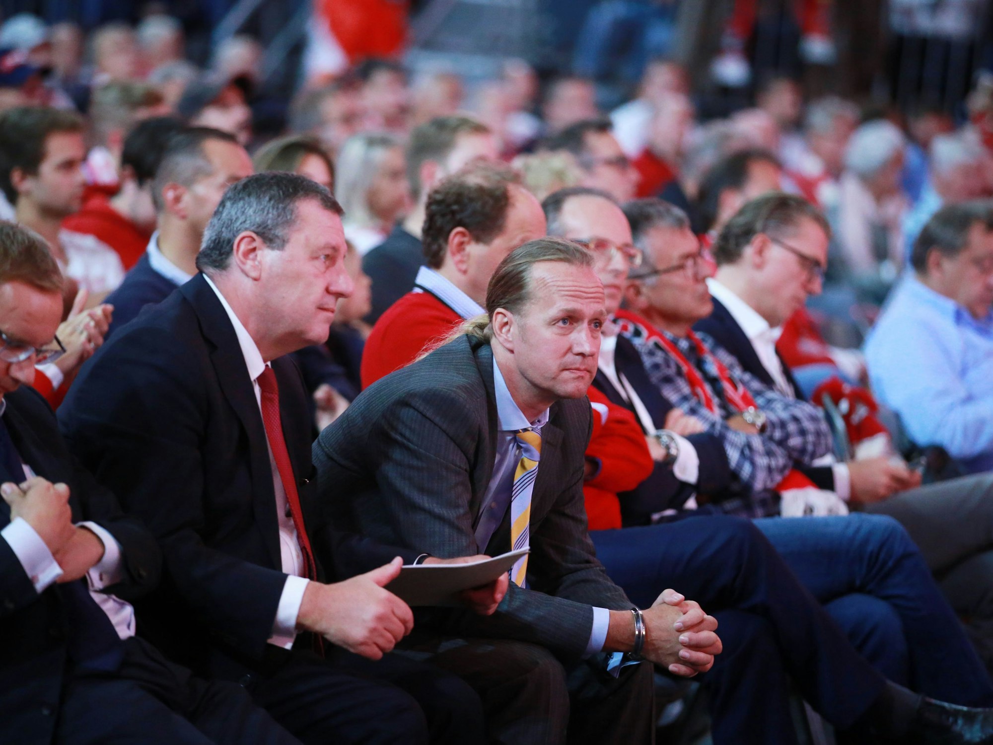 FC-Mitgliederversammlung in der Lanxess-Arena im Jahr 2019. Werner Wolf und Stefan Müller-Römer (r.).