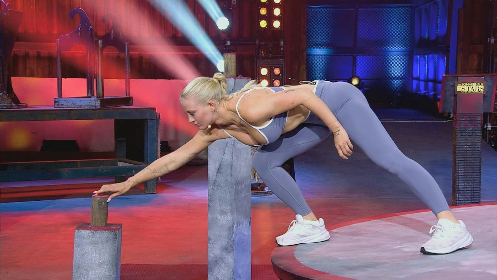 „Lahmarschige Ente“ wird Edda (B.) im Spiel von Freund Micha beschimpft. (Bild: RTL)