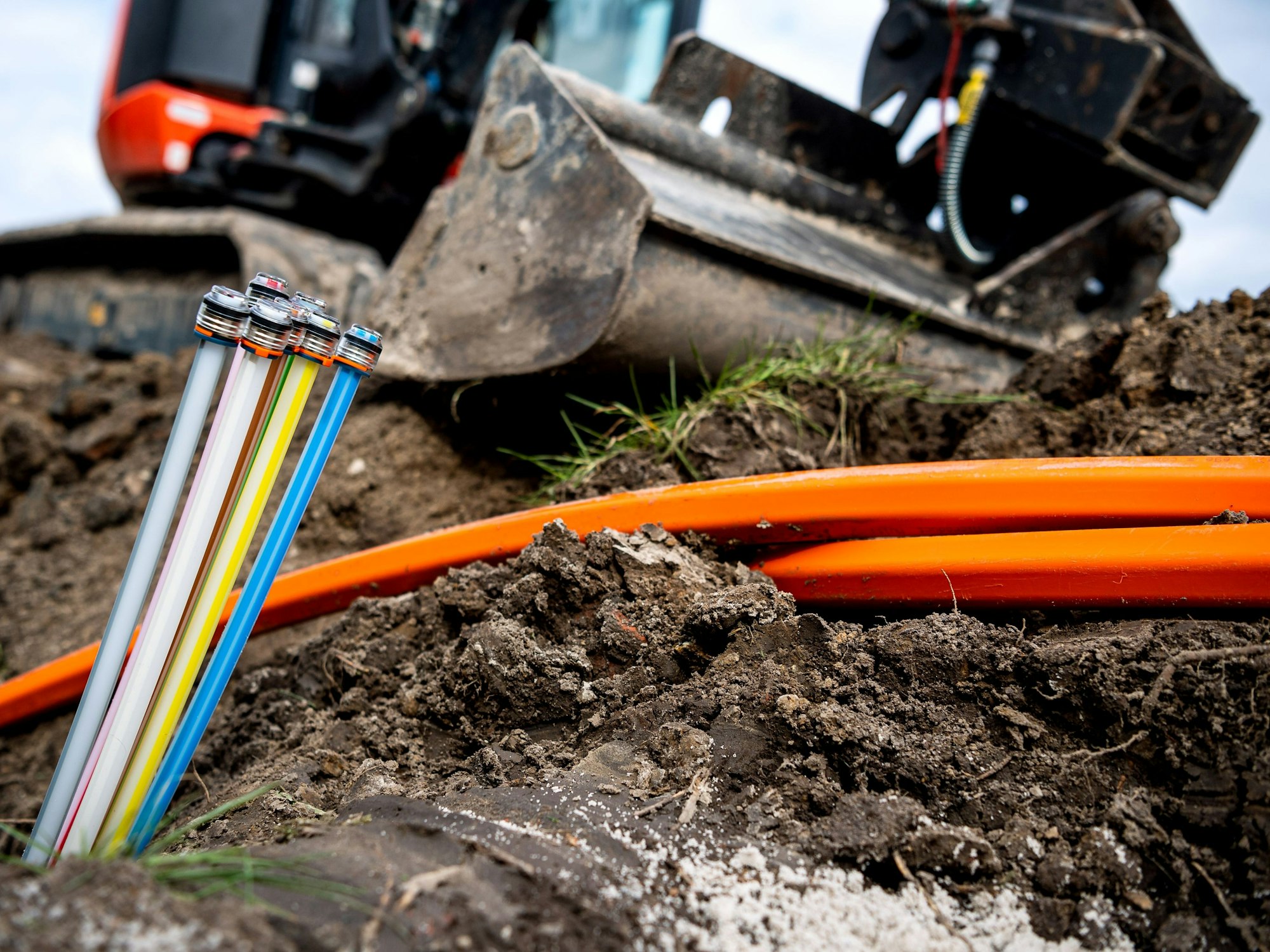 Glasfaser-Kabel liegen auf einer Baustelle.