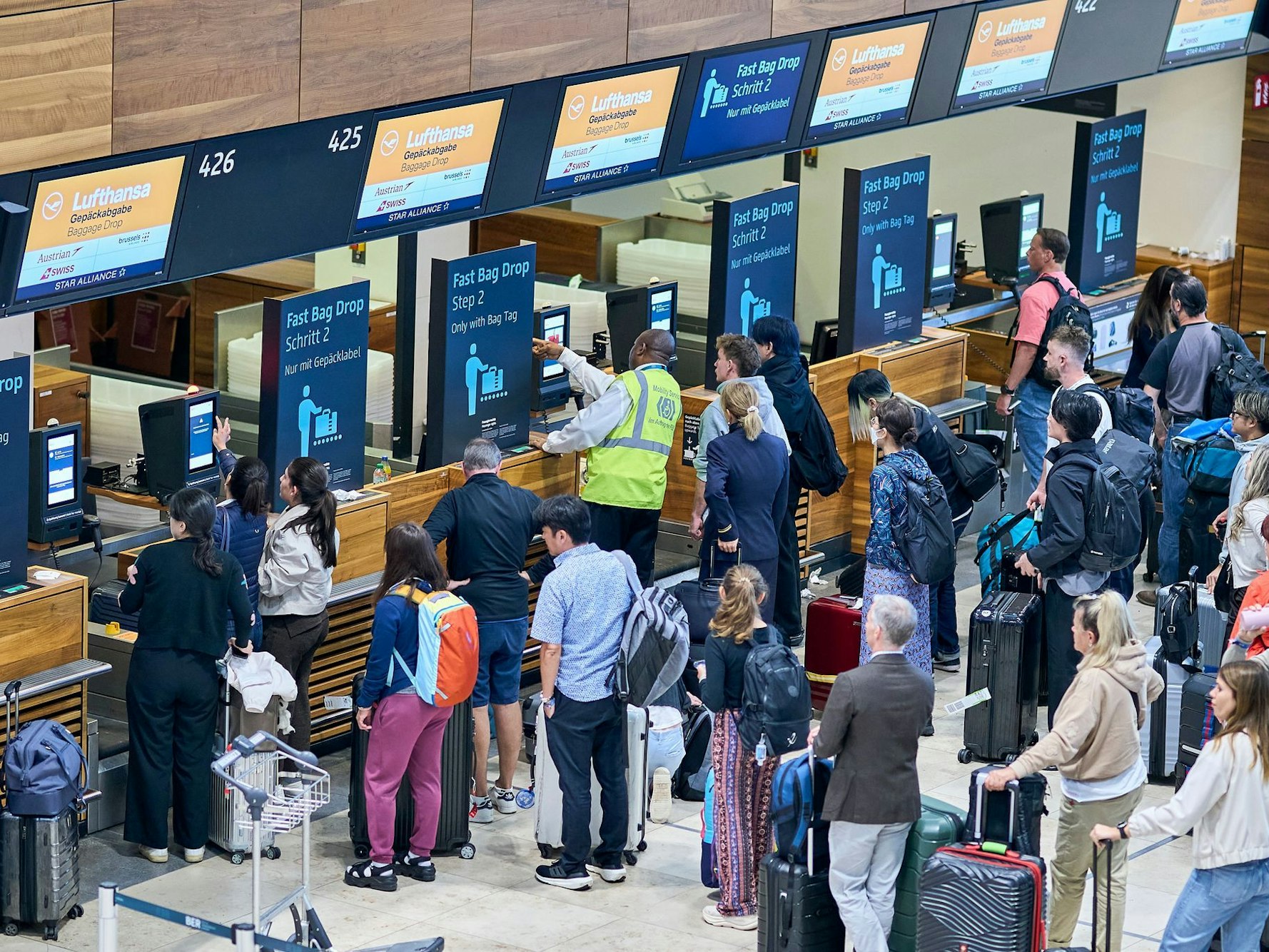 Vor Flughafen-Schaltern haben sich Schlangen gebildet.