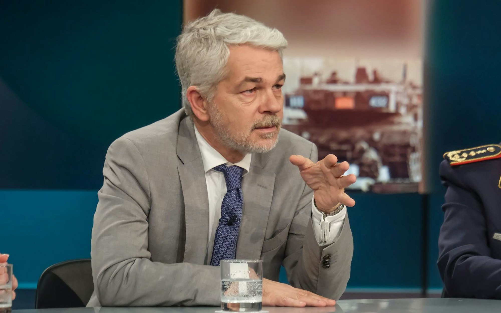 Carlo Masala beschwerte sich bei „Hart aber fair“: „Andere mit Boomer deklassifizieren, kann man machen, ist aber relativ uncool und unprofessionell.“ (Bild: WDR / Oliver Ziebe)