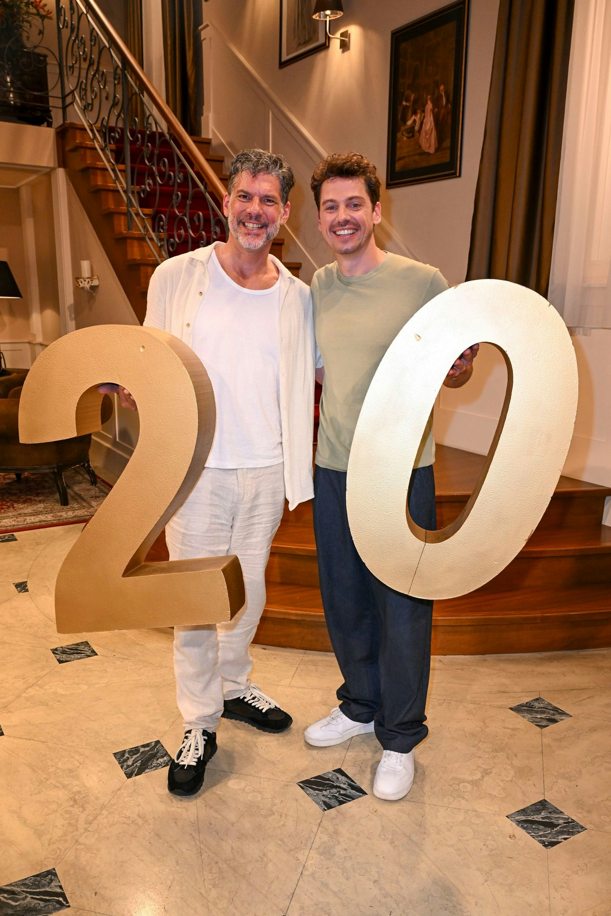 Zum 20-Jahre-Jubiläum von „Sturm der Liebe“ treffen der erste Traummann Gregory B. Waldis und sein aktueller Nachfolger Anthony Paul aufeinander. (Bild: 2025 Getty Images/Hannes Magerstaedt)