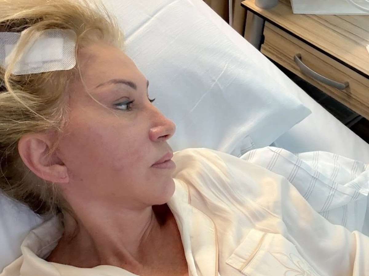 Carmen Geiss postete dieses Foto nach ihrer Hirn-OP. Es zeigt sie in der Klinik mit Pflaster am Kopf.