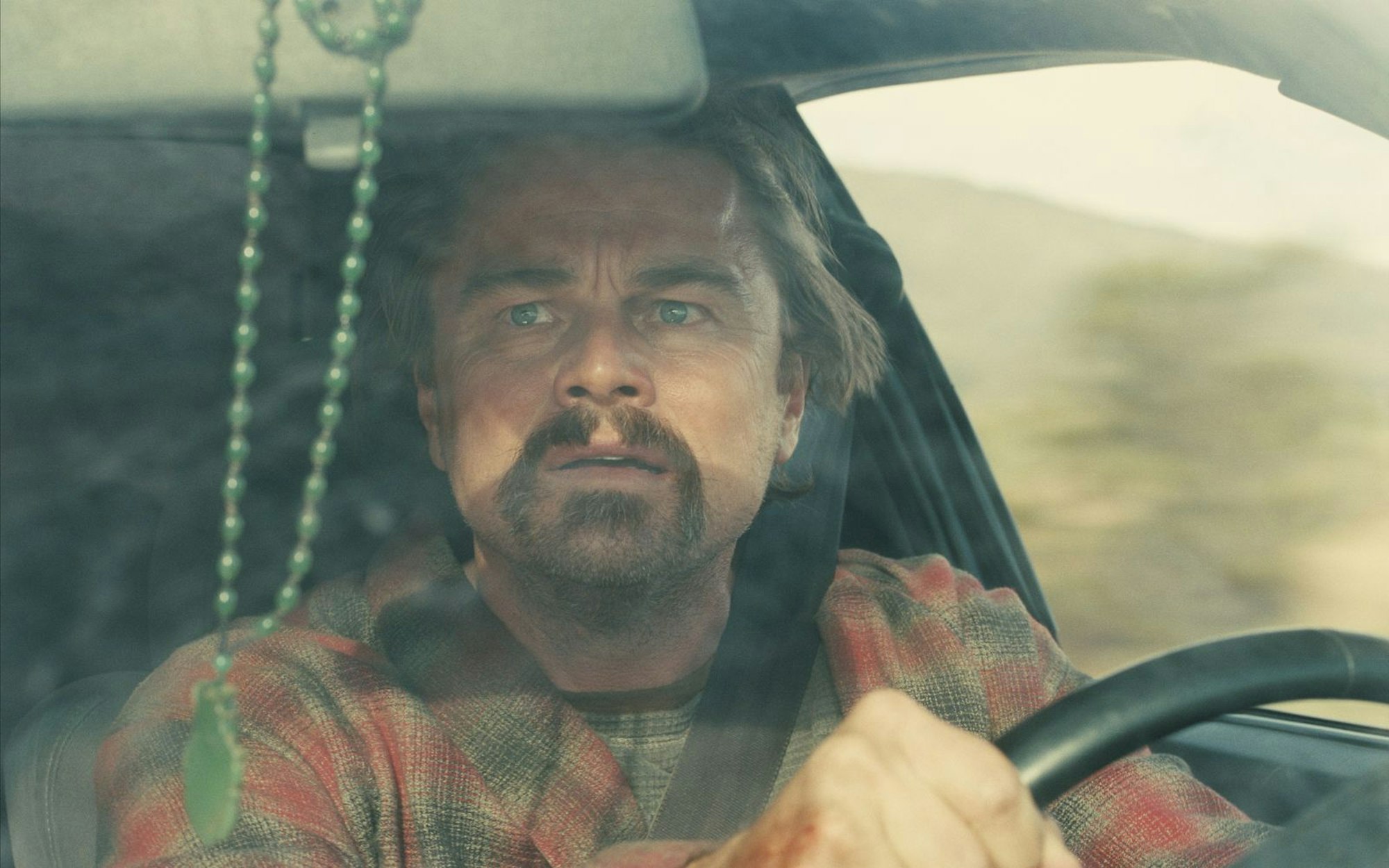 Mit „One Battle After Another“ adaptiert Regisseur Paul Thomas Anderson einen Roman von Thomas Pynchon. In der Hauptrolle: Oscargewinner Leonardo DiCaprio. (Bild: Warner Bros. Pictures)