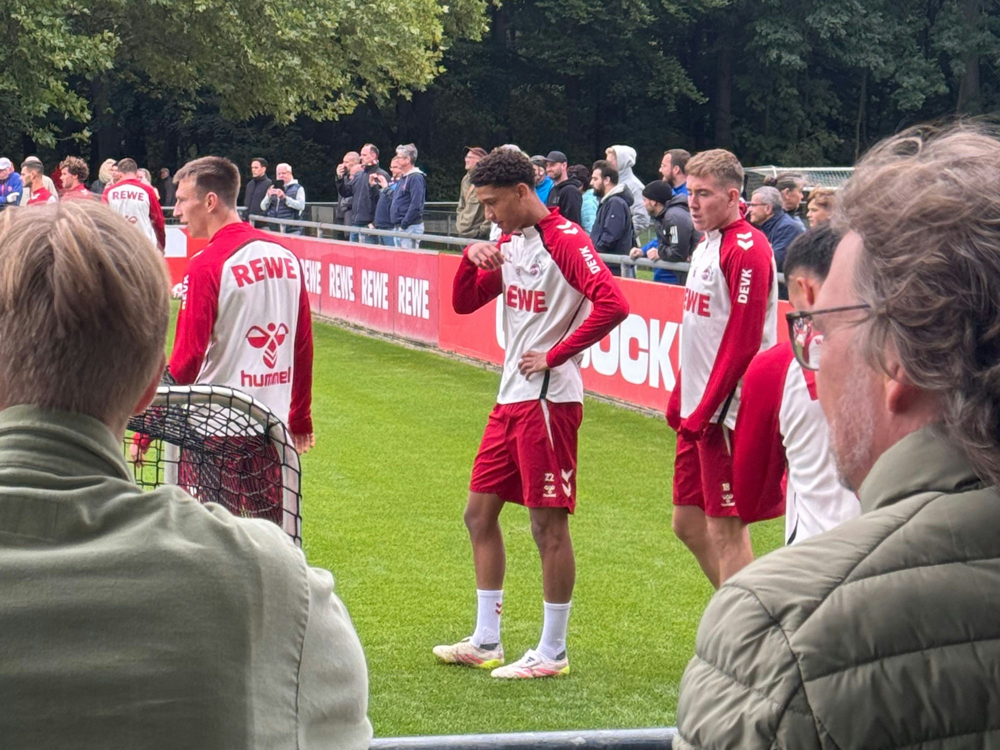 Nilas Yacobi steht beim FC-Training zwischen Kristoffer Lund und Isak Johannesson.
