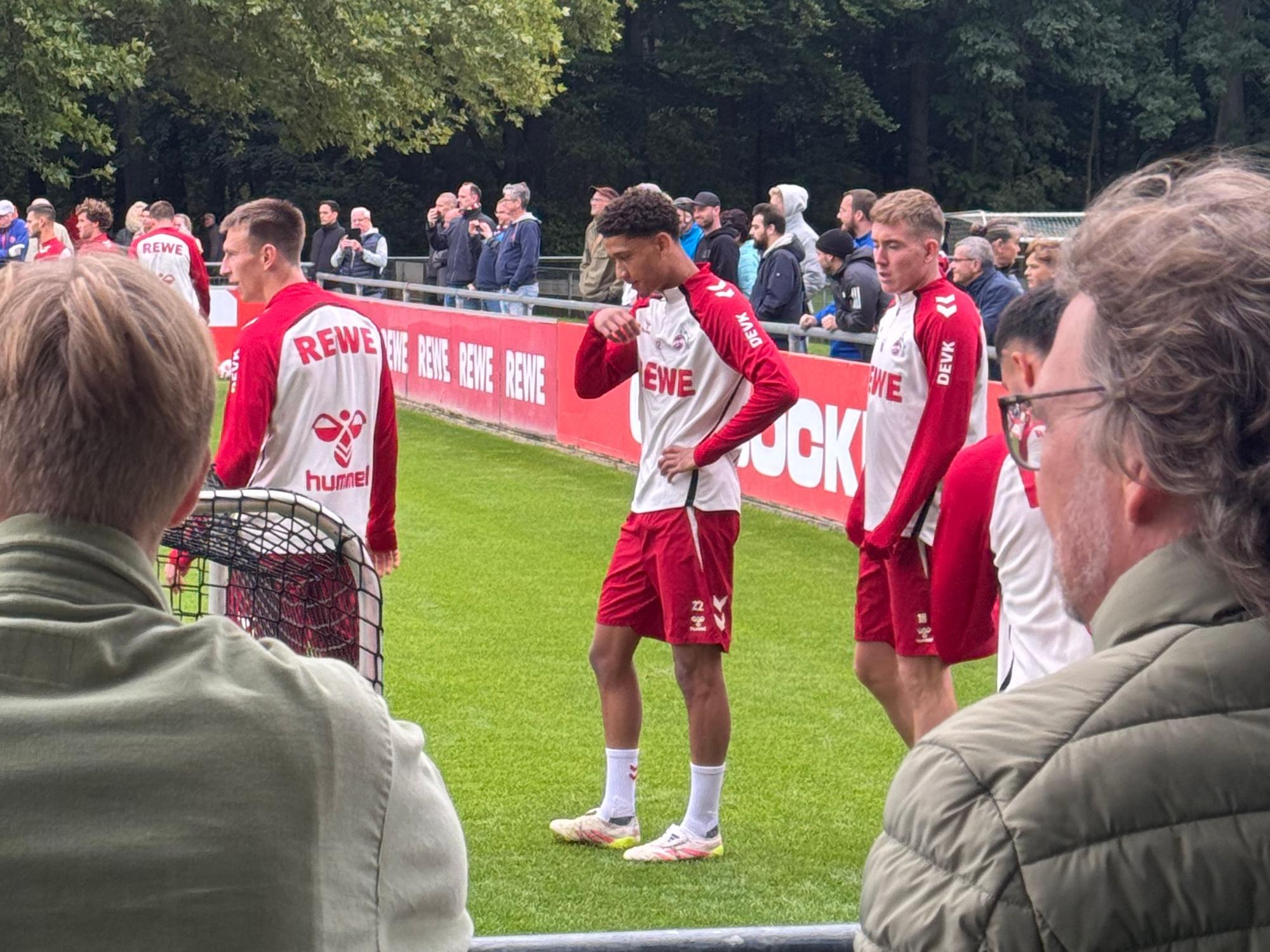 Nilas Yacobi steht beim FC-Training zwischen Kristoffer Lund und Isak Johannesson.