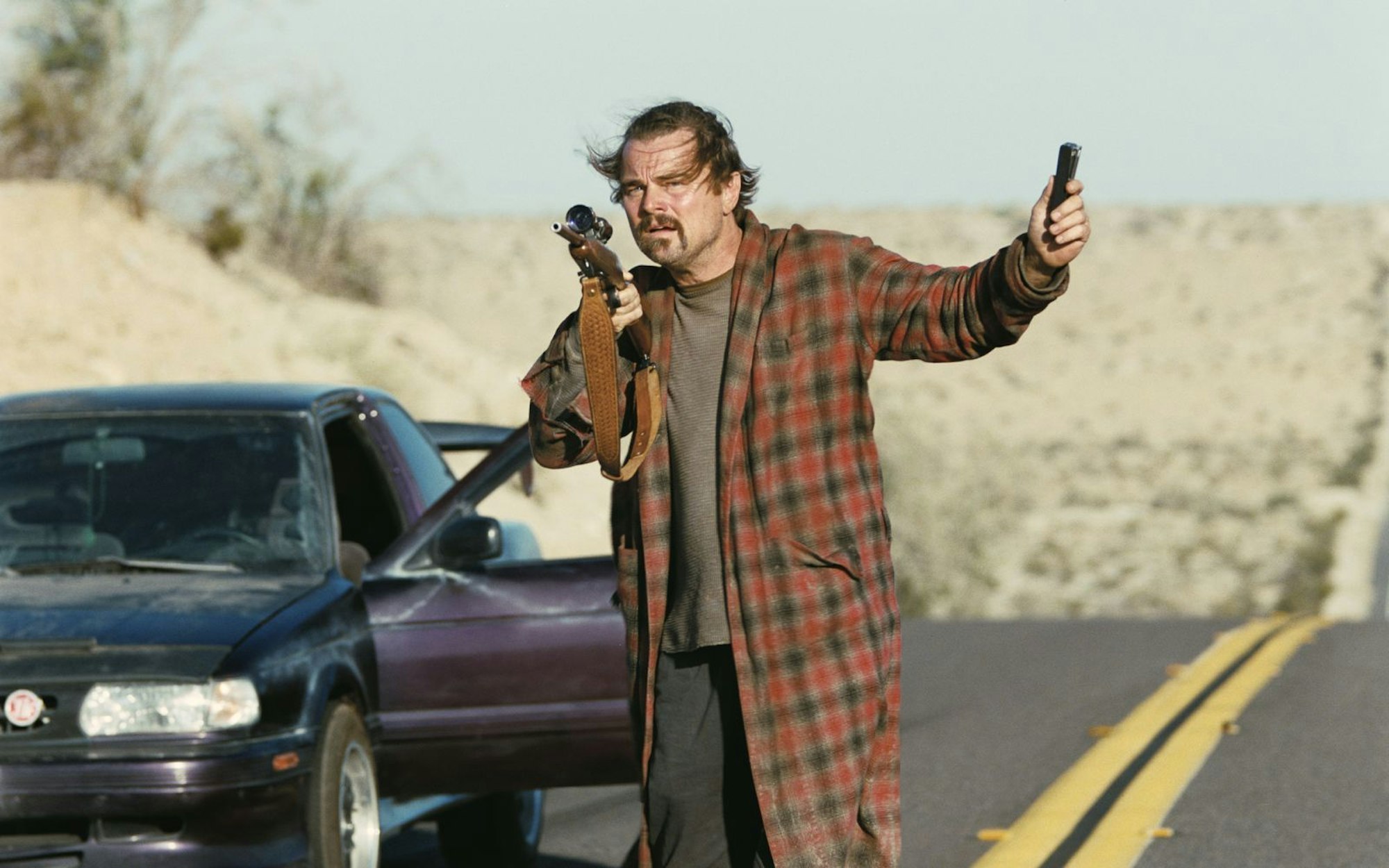 Bob (Leonardo DiCaprio) wird in „One Battle After Another“ von seiner Vergangenheit eingeholt. (Bild: Warner Bros. Pictures)