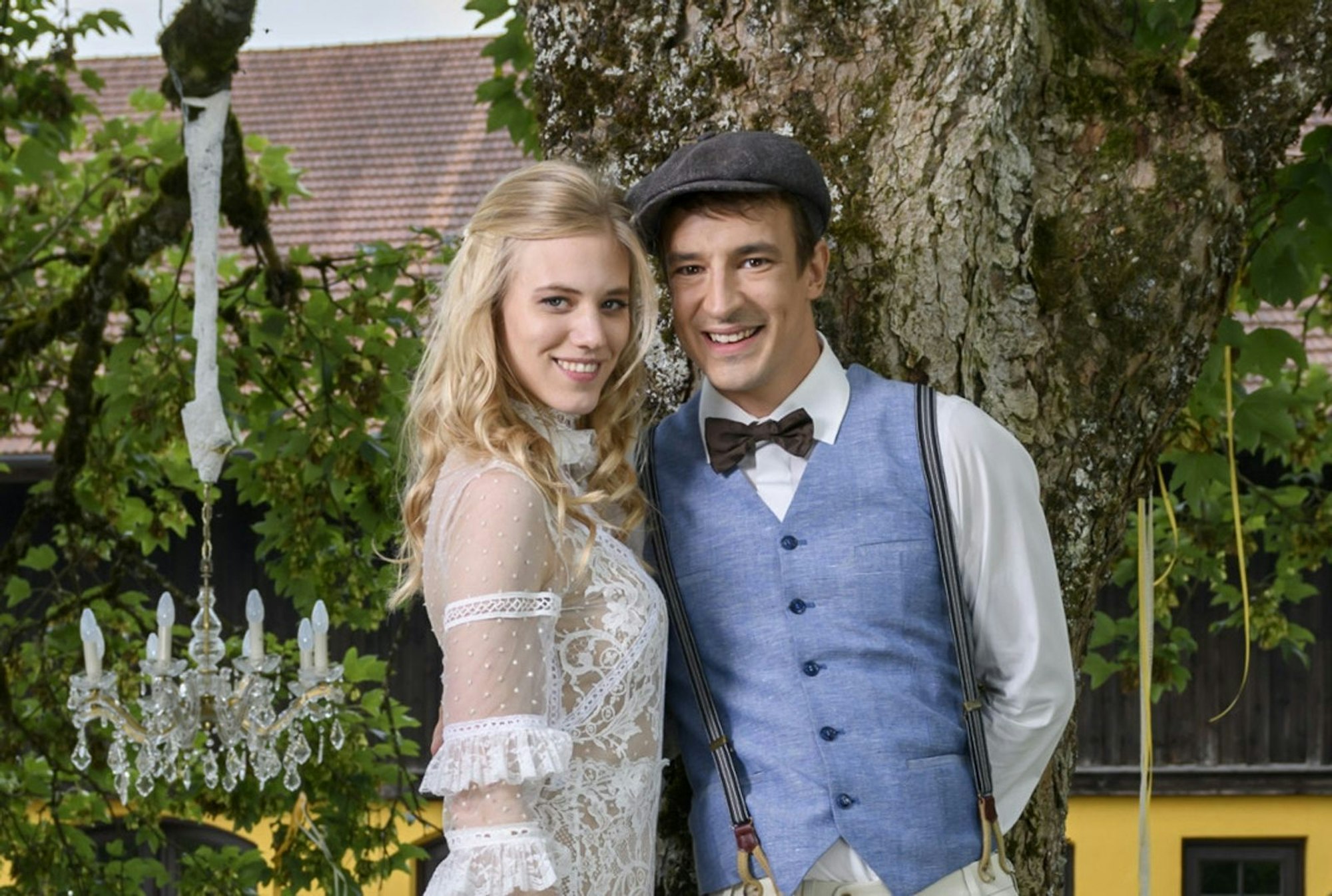 Nach einem Jahr Liebeswirrwarr entschied sich Alicia (Larissa Marolt) für Viktor (Sebastian Fischer) und feierten eine Sommer-Traumhochzeit. (Bild: ARD/Christof Arnold)