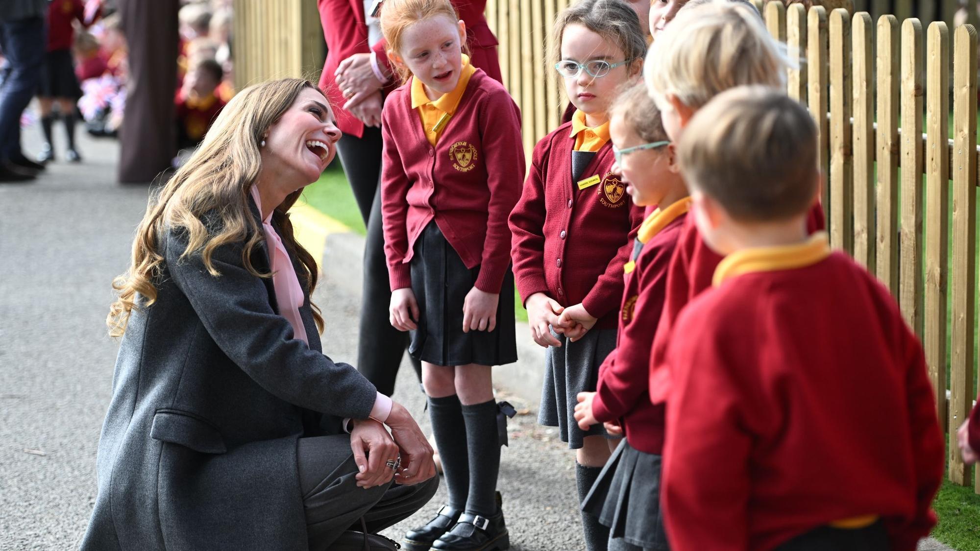 Prinzessin Kate im Gespräch mit Kindern.