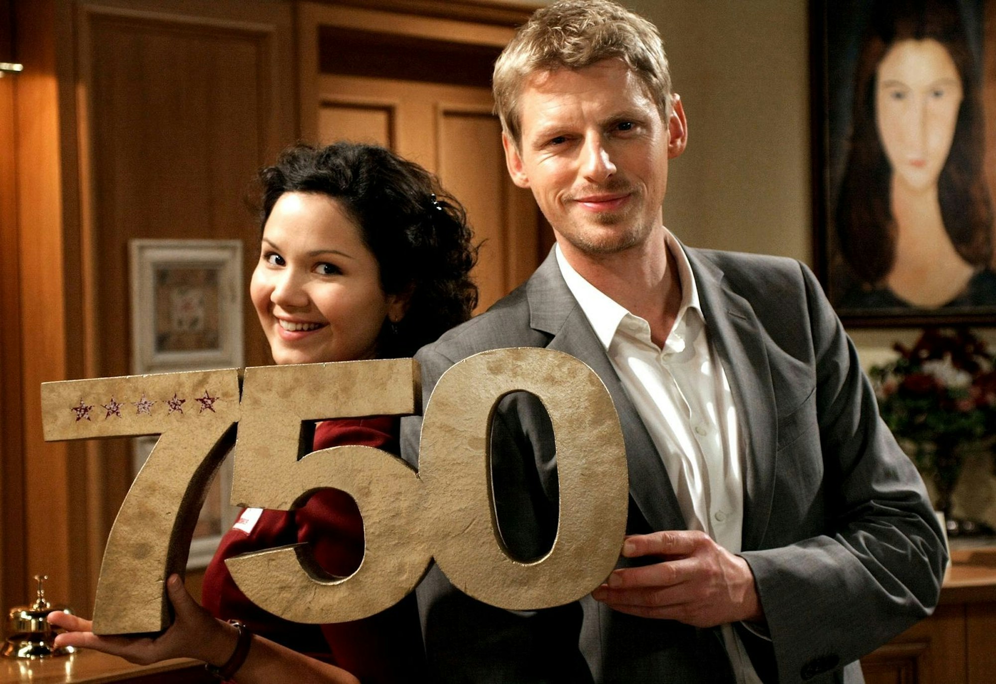 Gemeinsam waren Emma (Ivanka Brekalo) und Felix (Martin Gruber) auch beim Jubiläum zur 750. Folge der ARD-Serie am 15. Dezember 2008 dabei. (Bild: ARD / Arvid Uhlig)