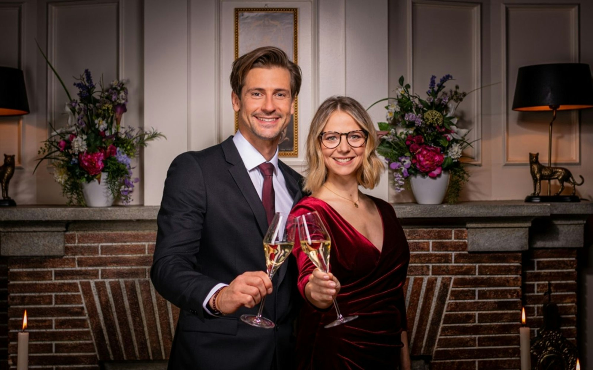 Auch dieses Traumpaar fand sein Glück: Josie (Lena Conzendorf) und Paul (Sandro Kirtzel) verließen am Ende der 18. Staffel den Fürstenhof, um ihr neues Leben in Lissabon zu beginnen. (Bild: ARD/Christof Arnold)