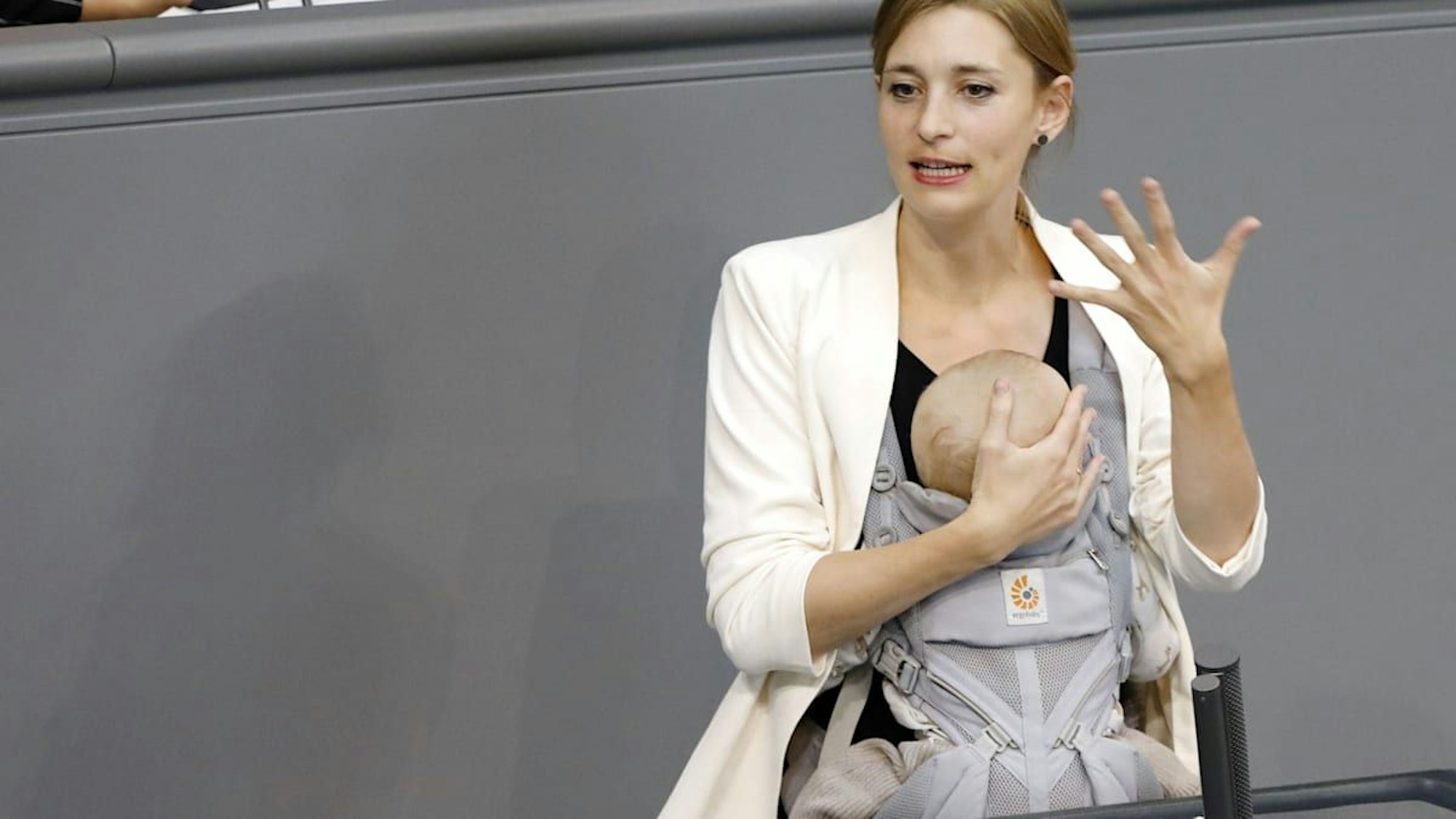 Novum im Bundestag: Hanna Steinmüller (Grüne) steht mit Baby am Rednerpult.