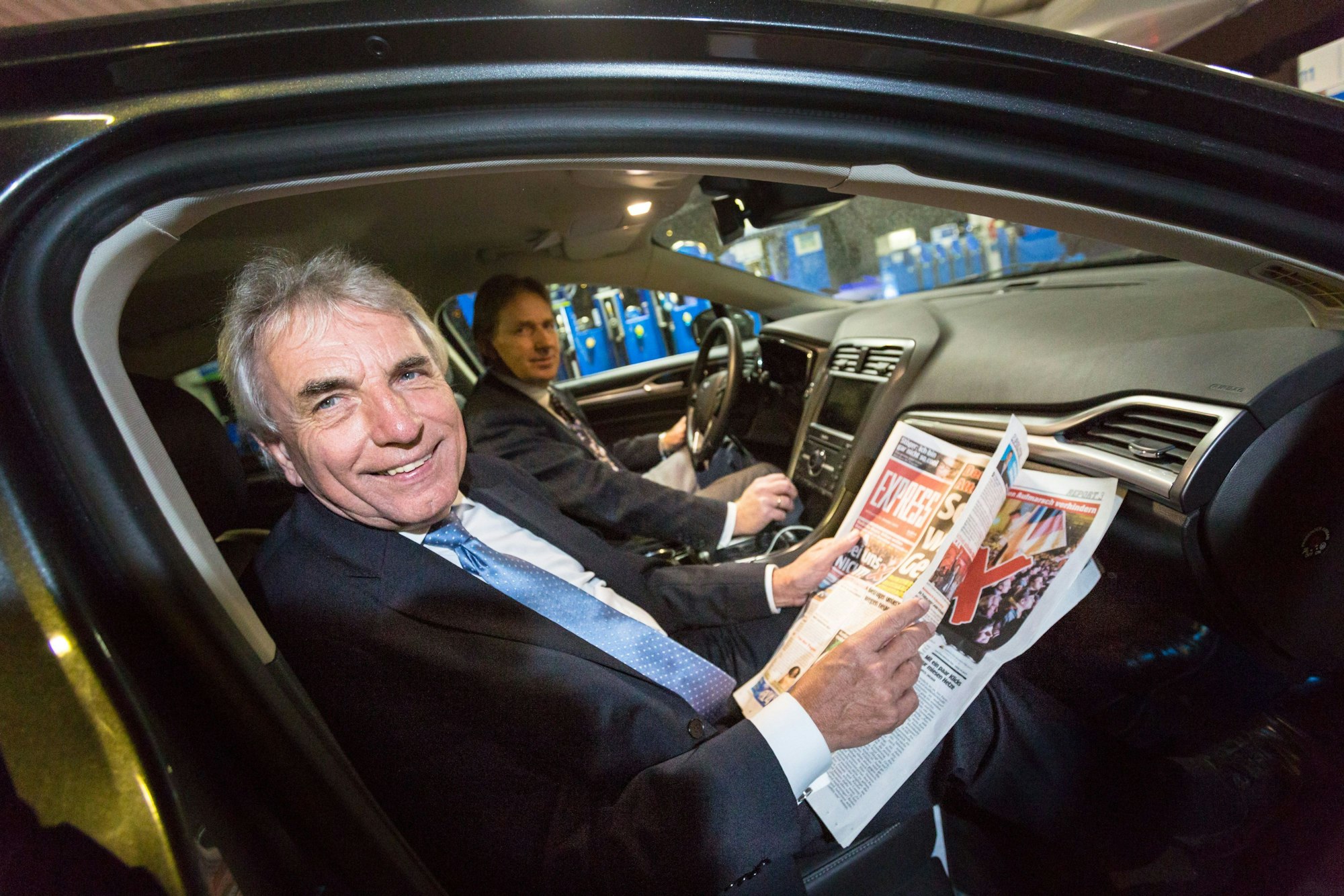 Jürgen Roters 2015 vor Ende seiner OB-Amtszeit mit einer Abendausgabe des „Express“ in seinem Ford Mondeo.