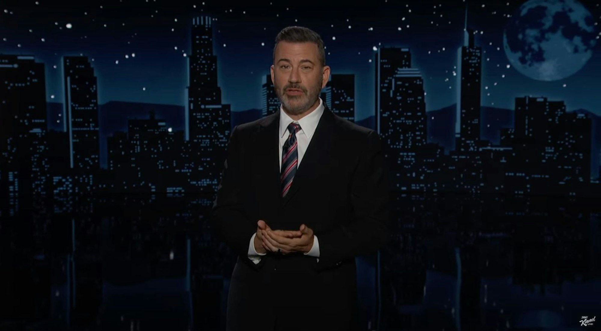 Am Dienstagabend meldete sich US-Moderator Jimmy Kimmel mit ungewohnt emotionalen Worten nach seiner Suspendierung zurück. (Bild: Jimmy Kimmel Live! / ABC)