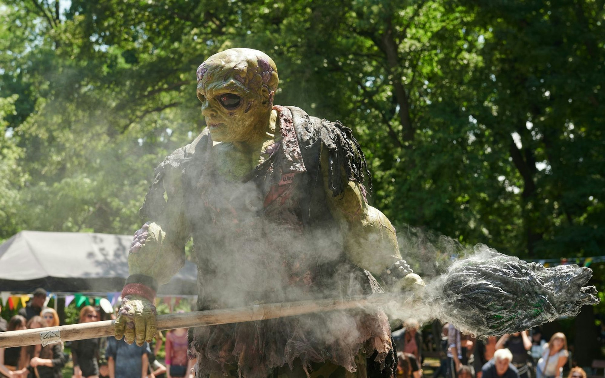 Der Rächer mit dem Wischmopp: Peter Dinklage spielt im Remake von „The Toxic Avenger“ die Titelrolle. (Bild: TM & 2025 Legendary/Capelight)