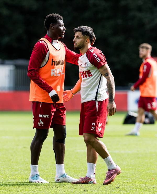 Ragnar Ache und Jusuf Gazibegovic nach einer Umarmung.