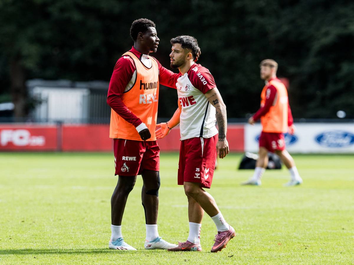 Ragnar Ache und Jusuf Gazibegovic nach einer Umarmung.