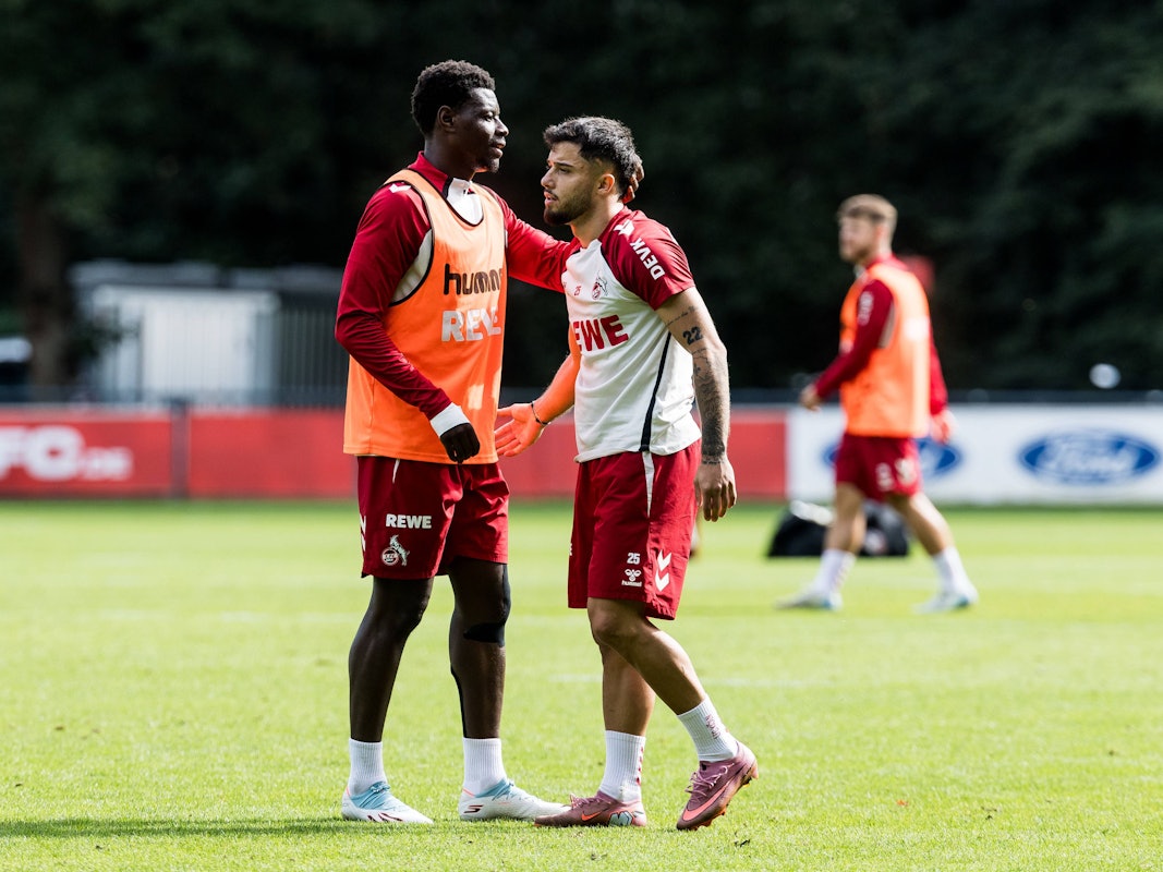 Ragnar Ache und Jusuf Gazibegovic nach einer Umarmung.