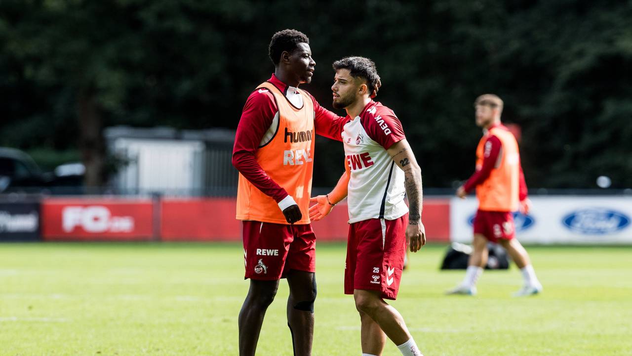 Ragnar Ache und Jusuf Gazibegovic nach einer Umarmung.
