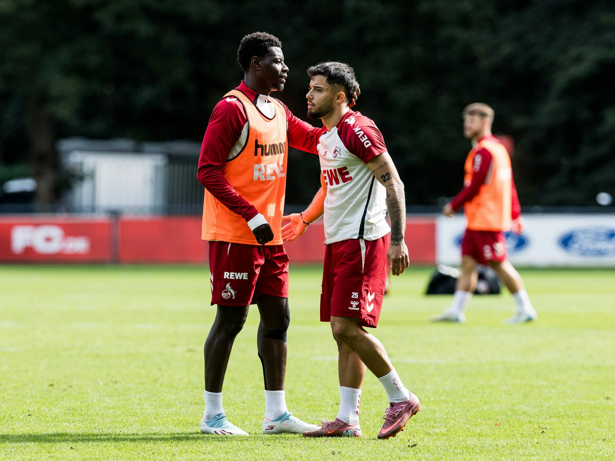 Ragnar Ache und Jusuf Gazibegovic nach einer Umarmung.