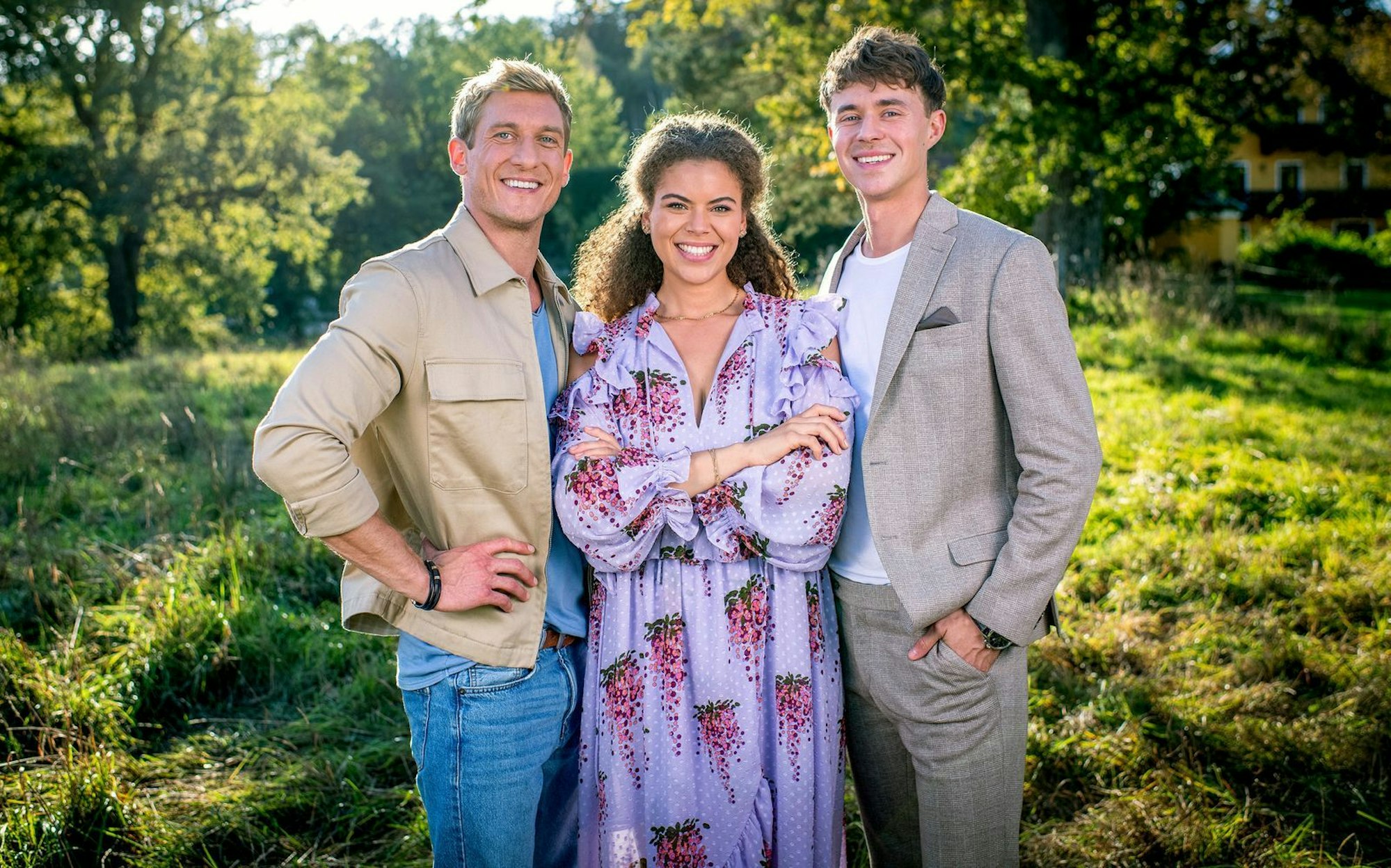 Zuletzt drehte sich bei „Sturm der Liebe“-Staffel wieder alles um ein Liebestrio: Im Mittelpunkt der 20. Staffel stand die Dreiecksbeziehung zwischen Ana Alves ( Soluna-Delta Kokol) und ihren beiden Traummännern Philipp Brandes (Robin Schick, rechts) und Dr. Vincent Ritter (Martin Walde). (Bild: ARD/Christof Arnold)