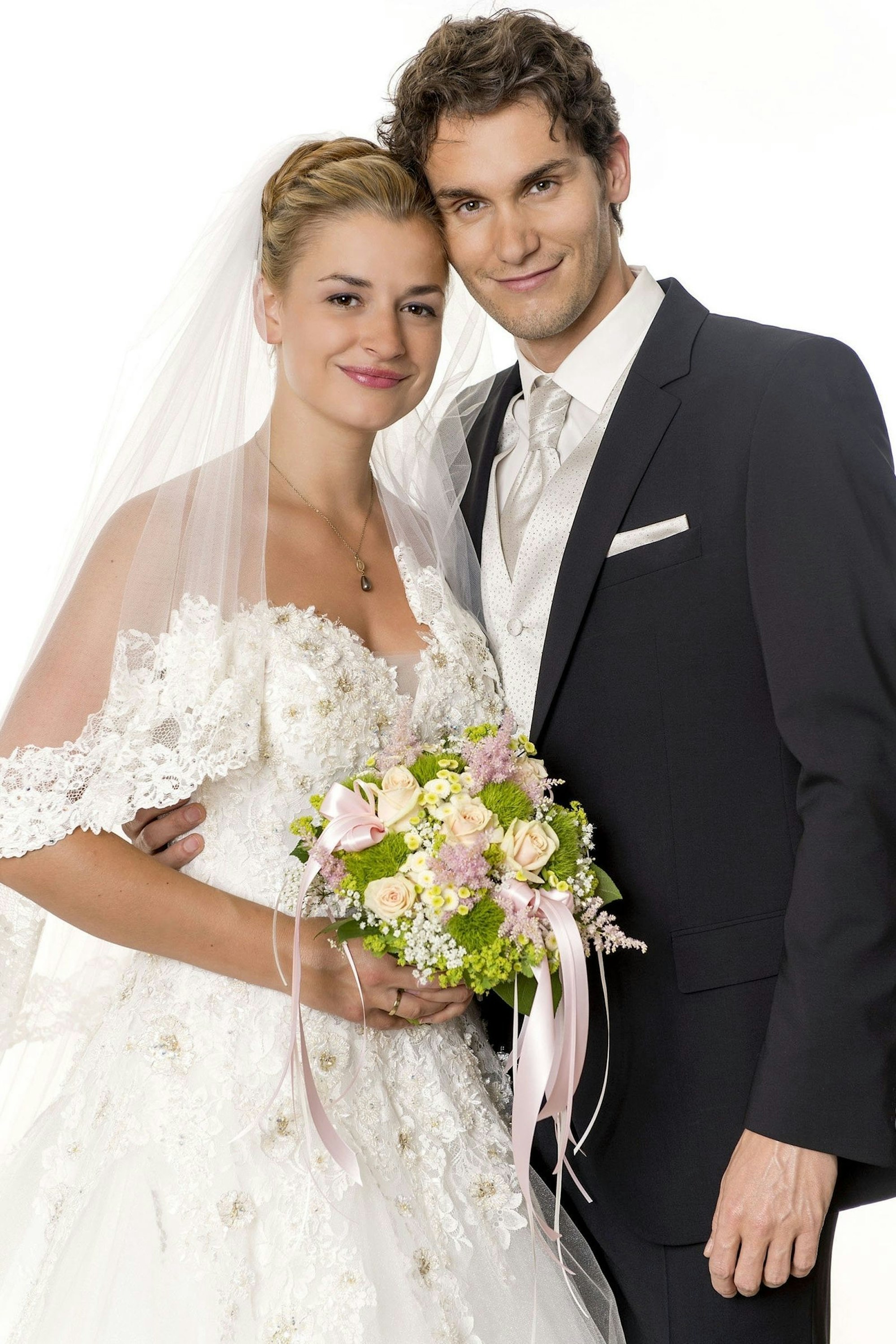 Natürlich gab es auch am Ende der siebten Staffel 2012 ein glückliches Paar: Theresa Burger (Ines Lutz, links) trat mit ihrem Traummann Moritz (Daniel Fünffrock) in der 1.600. Folge vor den Altar. (Bild: ARD / Ralf Wilschewski)
