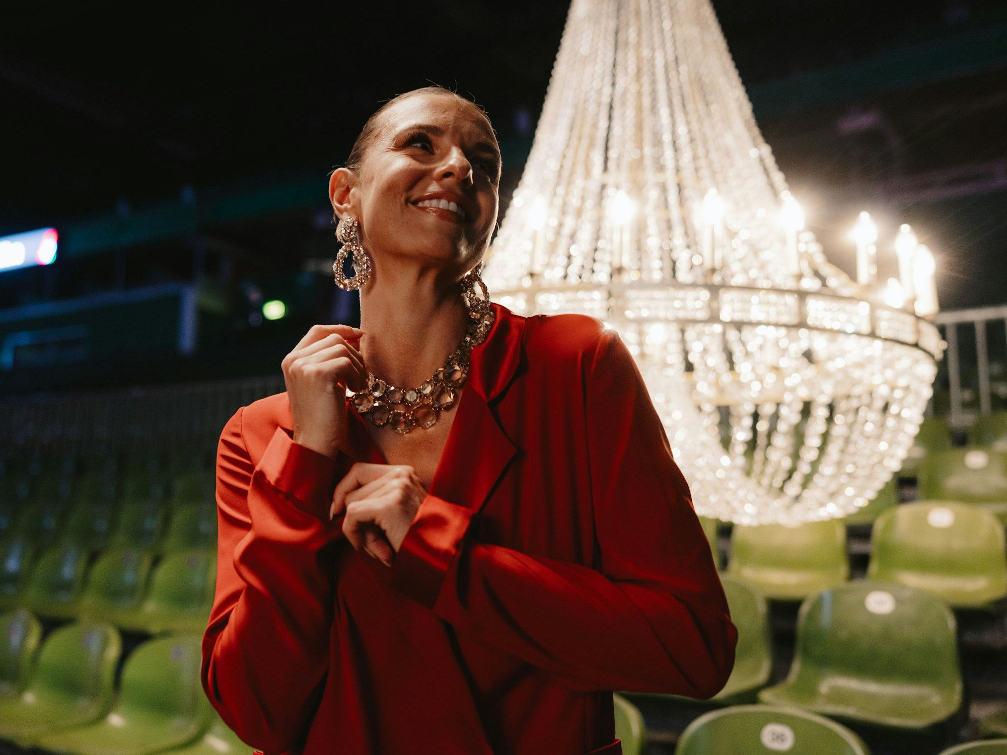 Laura Wontorra steht im Weserstadion vor einem Kronleuchter.