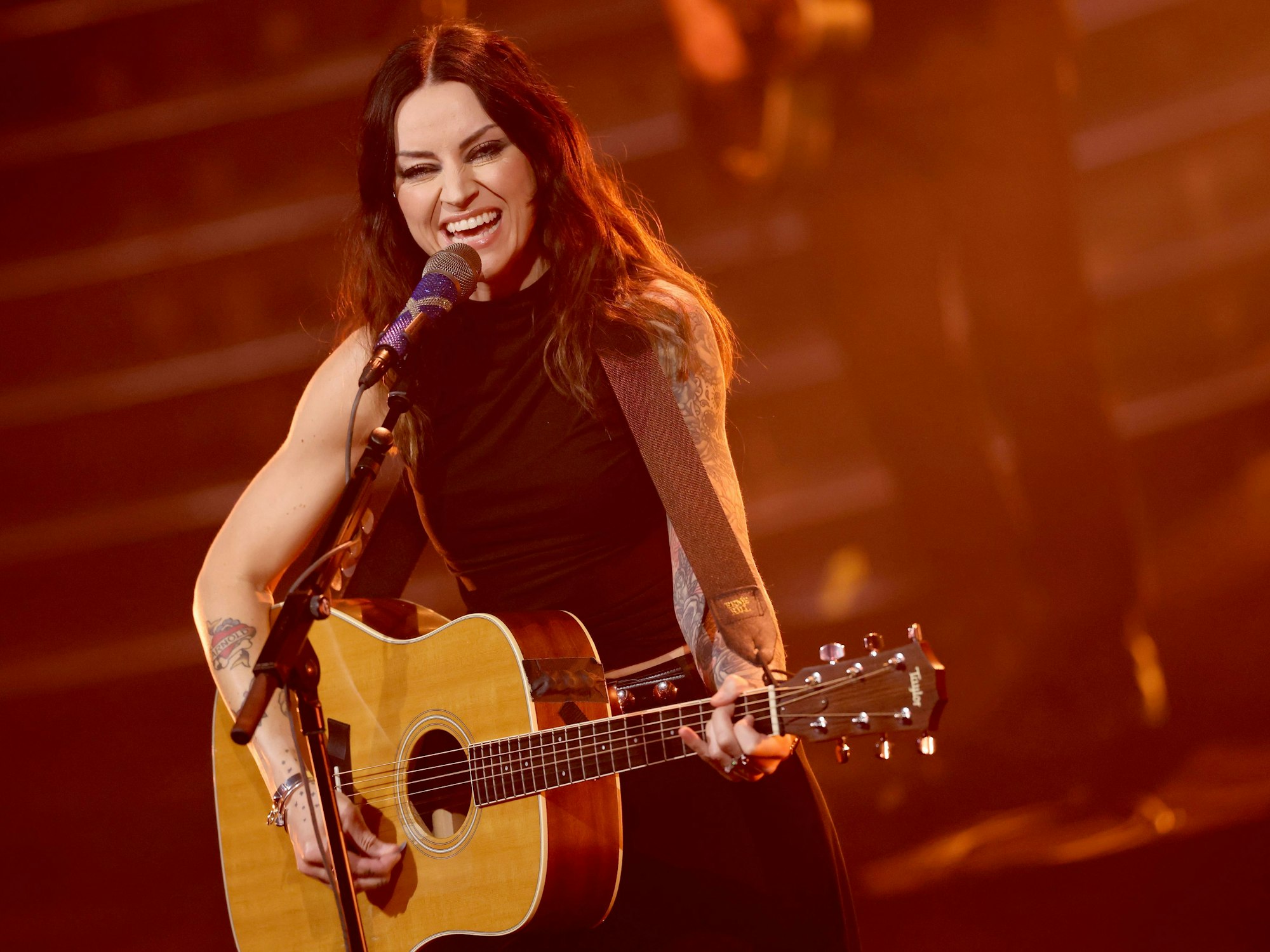 Sängerin Amy Macdonald singt beim Auftritt auf der Bühne.