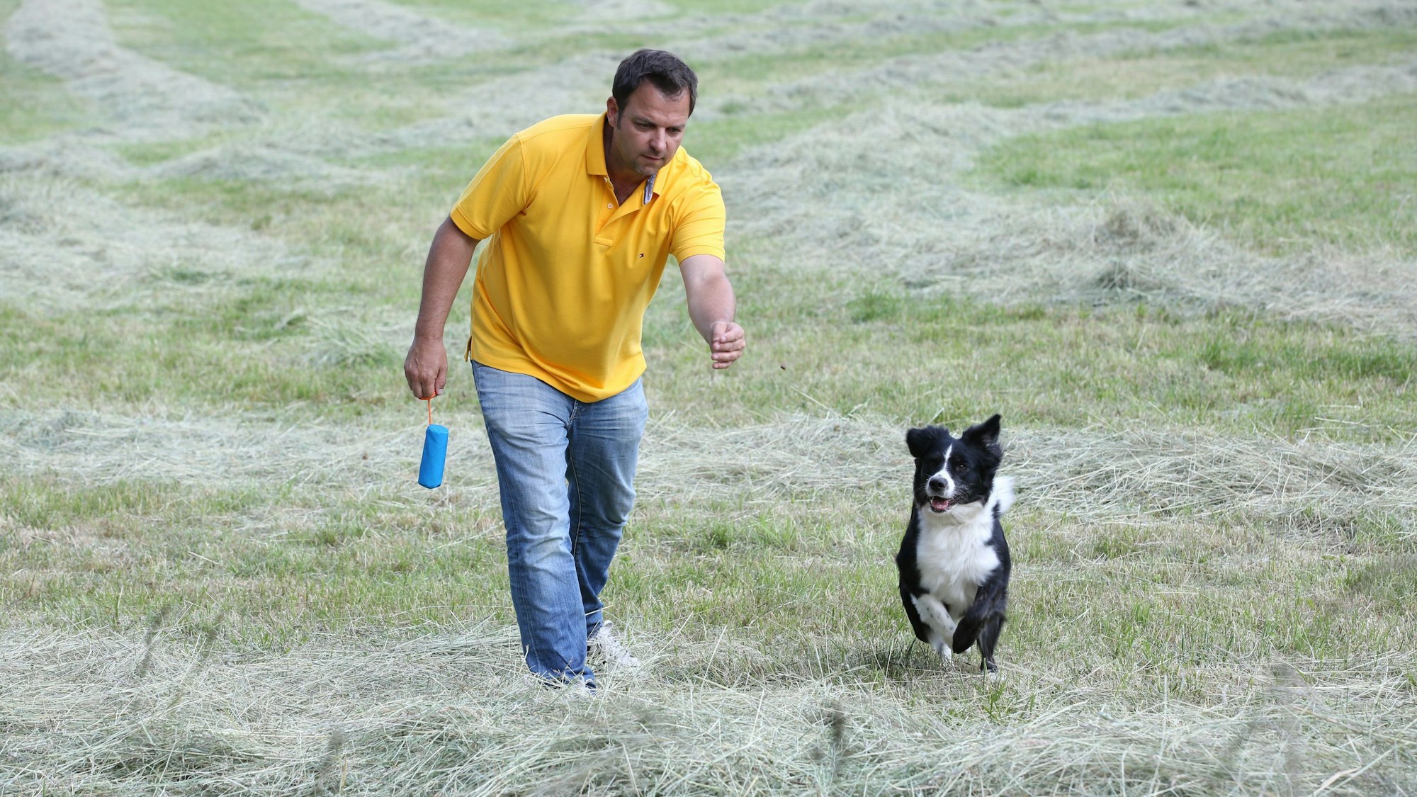 Martin Rütter mit einem Hund.