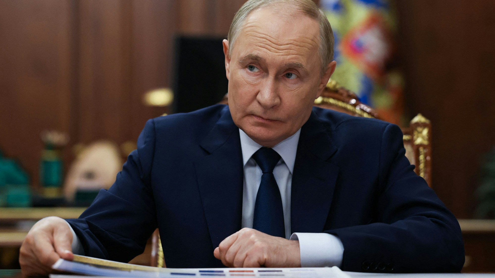 Auf diesem von der russischen staatlichen Agentur Sputnik verbreiteten Foto nimmt der russische Präsident Wladimir Putin am 23. September 2025 im Kreml in Moskau an einem Treffen mit Leonid Pasechnik teil.