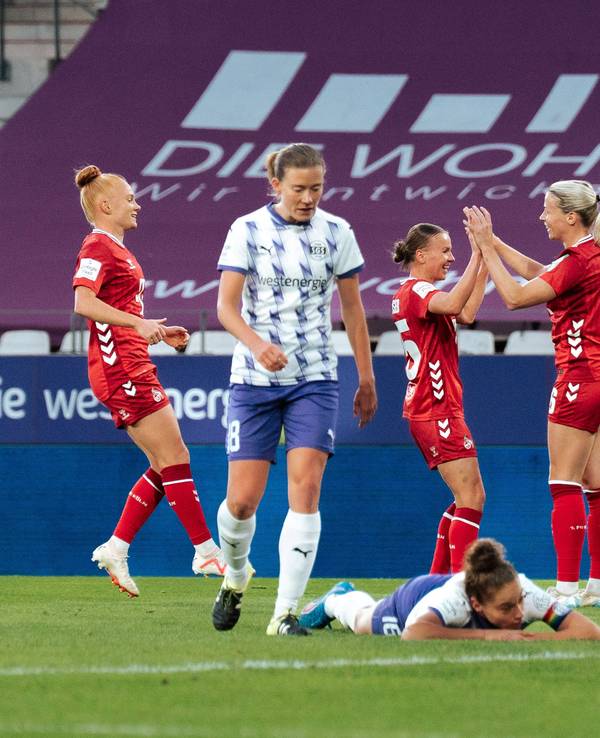 Die Spielerinnen des 1. FC Köln jubeln gemeinsam über einen Treffer.