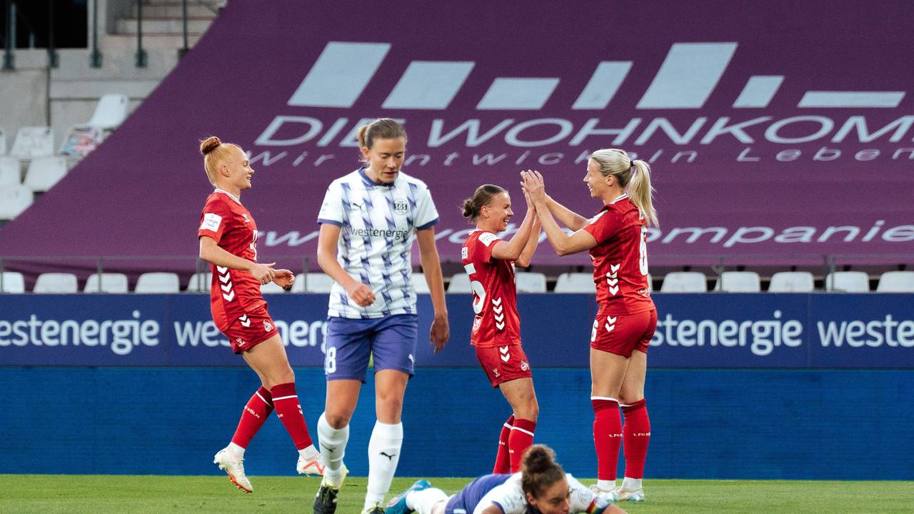 Die Spielerinnen des 1. FC Köln jubeln gemeinsam über einen Treffer.