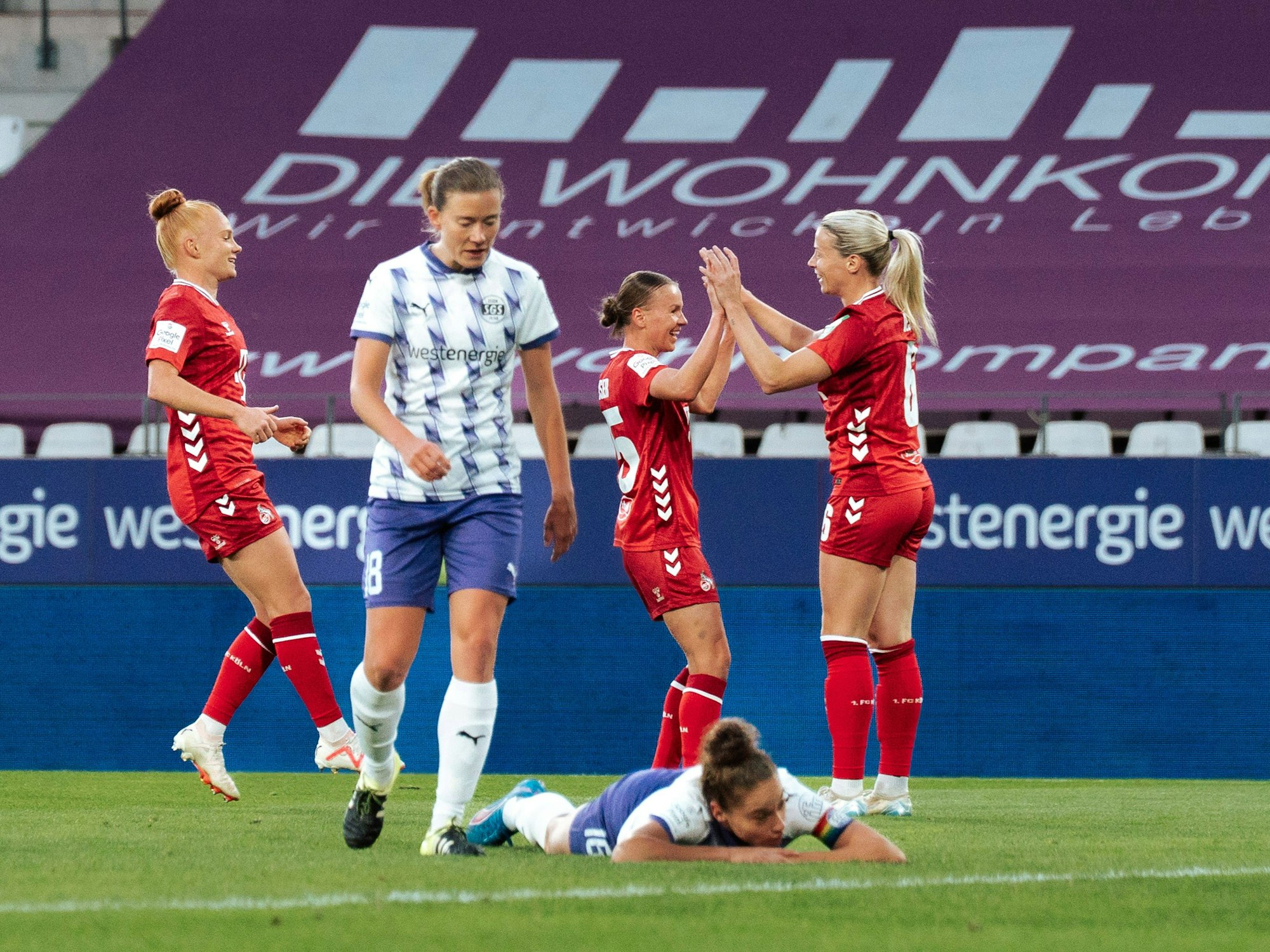 Die Spielerinnen des 1. FC Köln jubeln gemeinsam über einen Treffer.