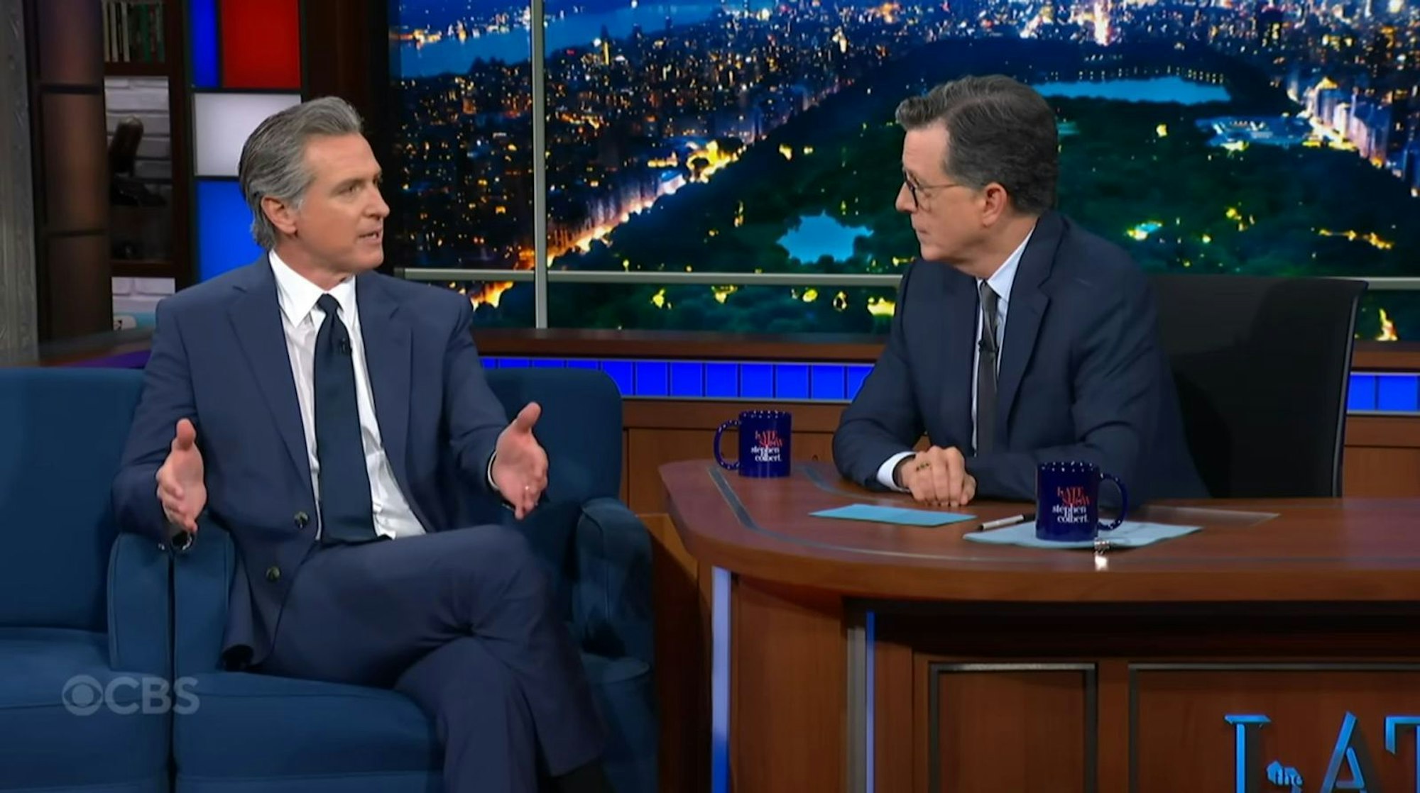 In seiner „Late Show“ begrüßte Stephen Colbert (rechts) Gavin Newsom, den Gouverneur von Kalifornien. (Bild: CBS / YouTube)