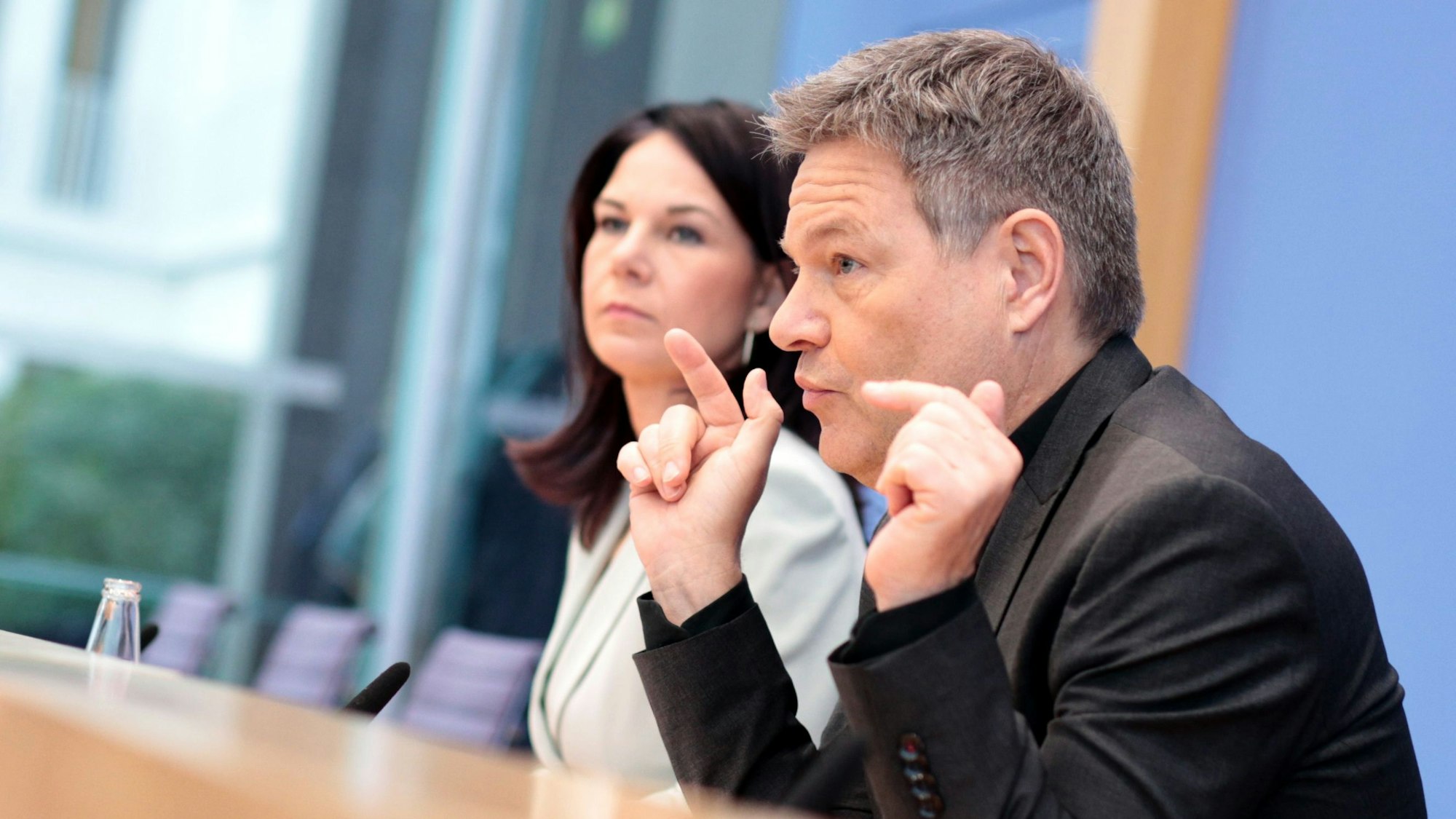Robert Habeck und Annalena Baerbock bei einer Bundespressekonferenz (Archivfoto). Habeck kommt jetzt nach Köln.