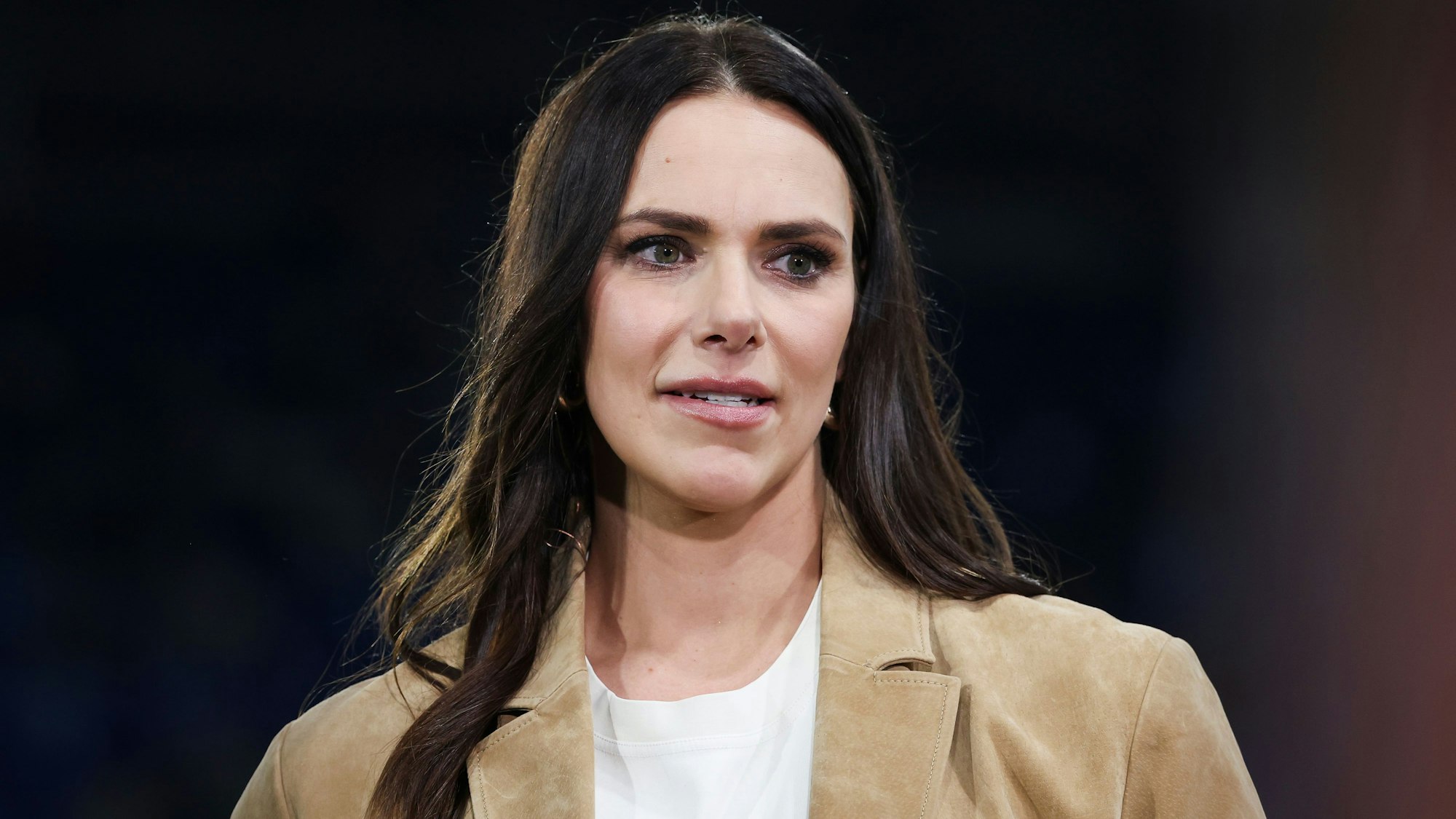 ARD-Moderatorin Esther Sedlaczek vor einem Interview im Stadion