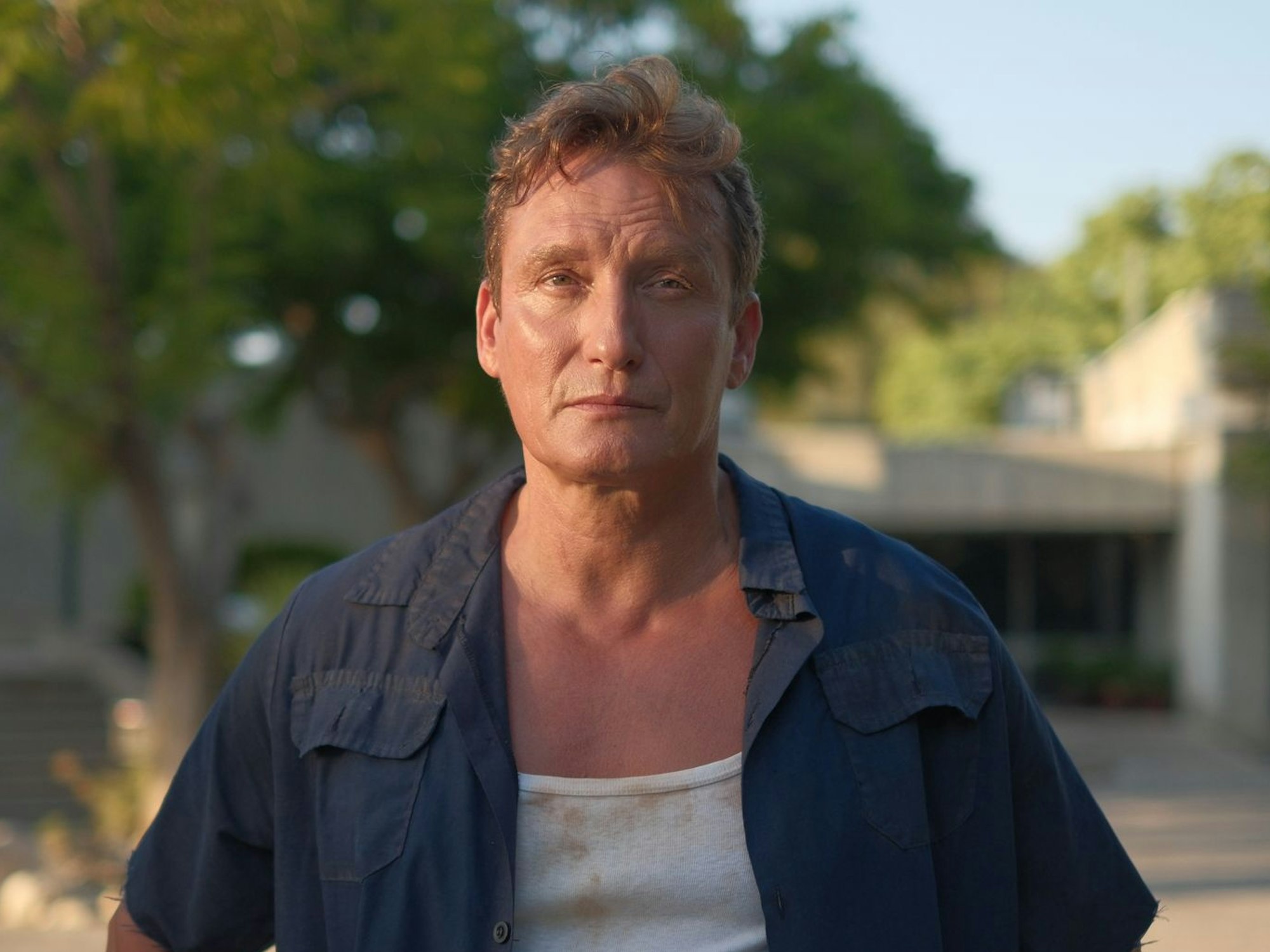 Oliver Masucci mit verschwitztem Hemd in der Seire "The German"